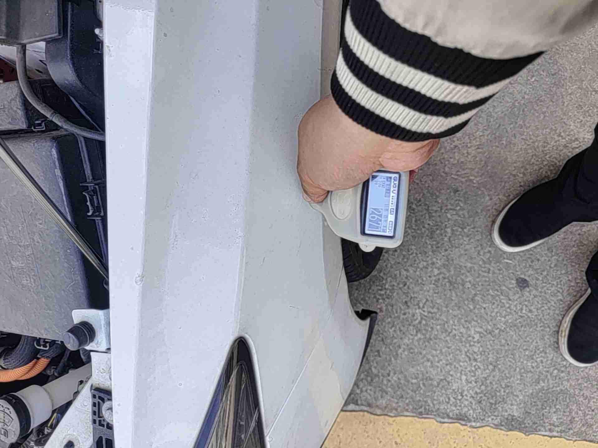 左前翼子板钣金喷漆痕迹实拍
