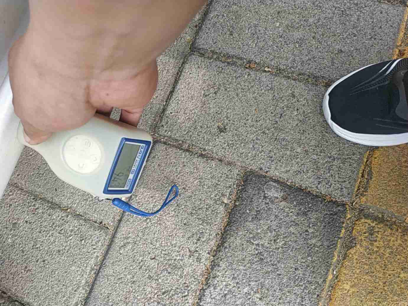 左侧底边梁漆面钣金痕迹实拍
