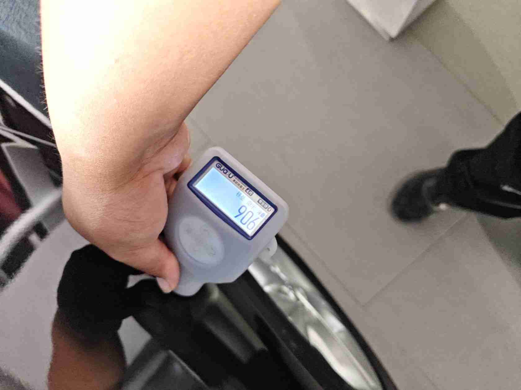 右前翼子板漆面钣金补漆痕迹实拍