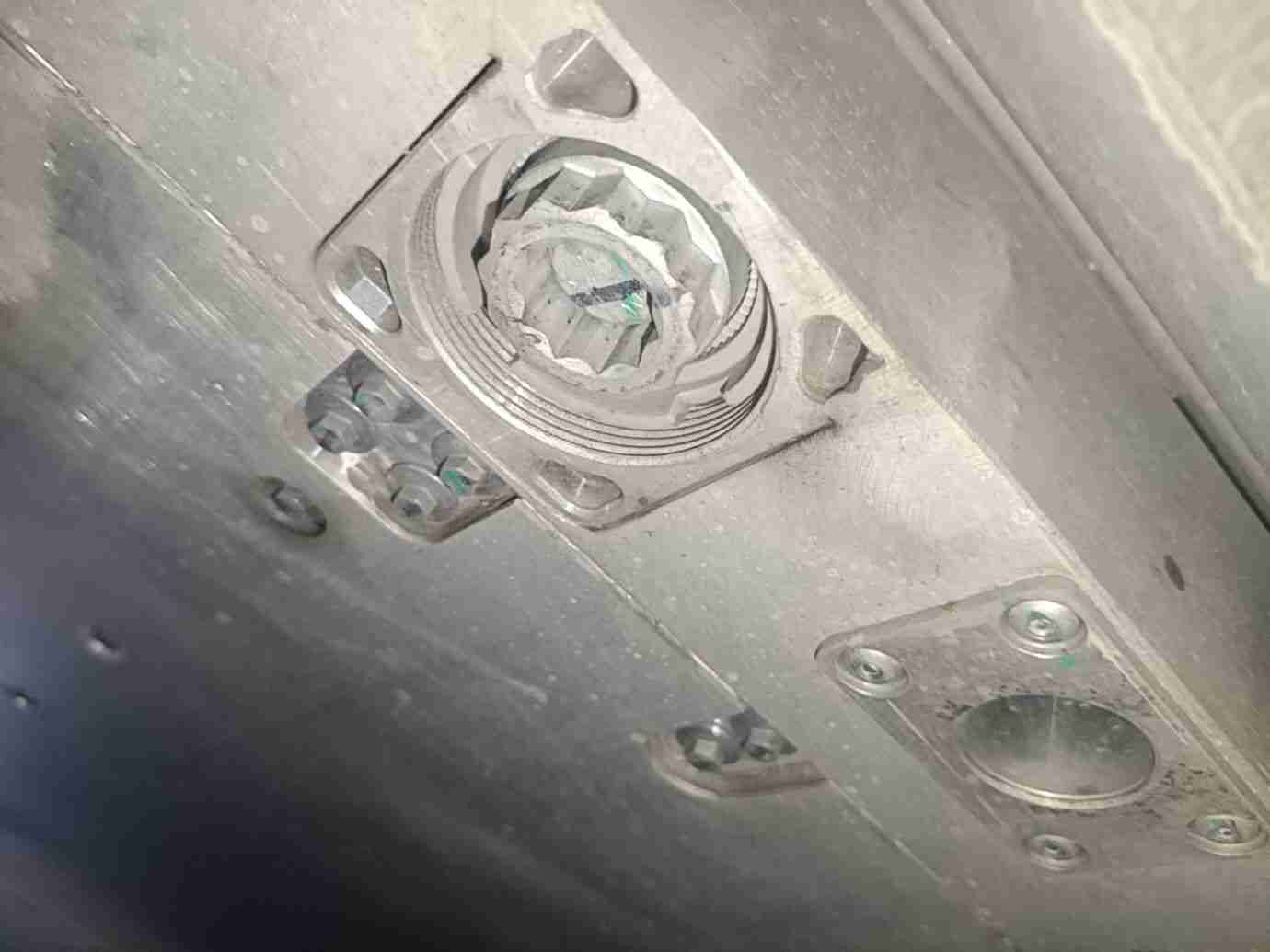 动力电池箱底板维护记录实拍