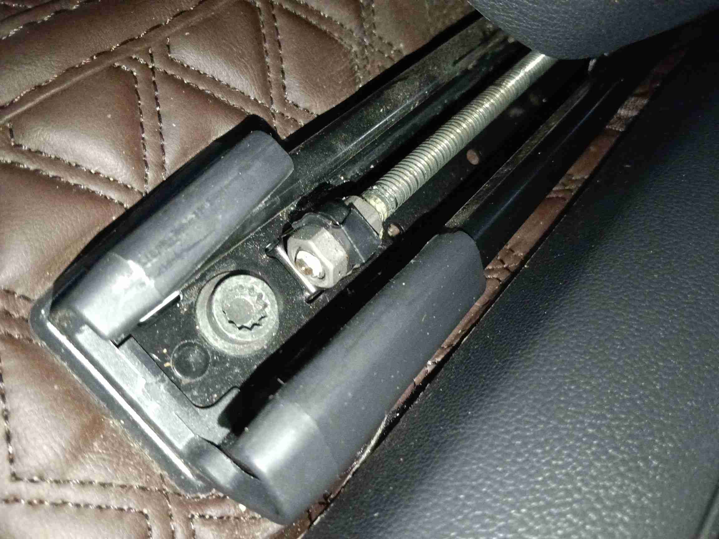 左前座椅滑轨拆卸痕迹实拍