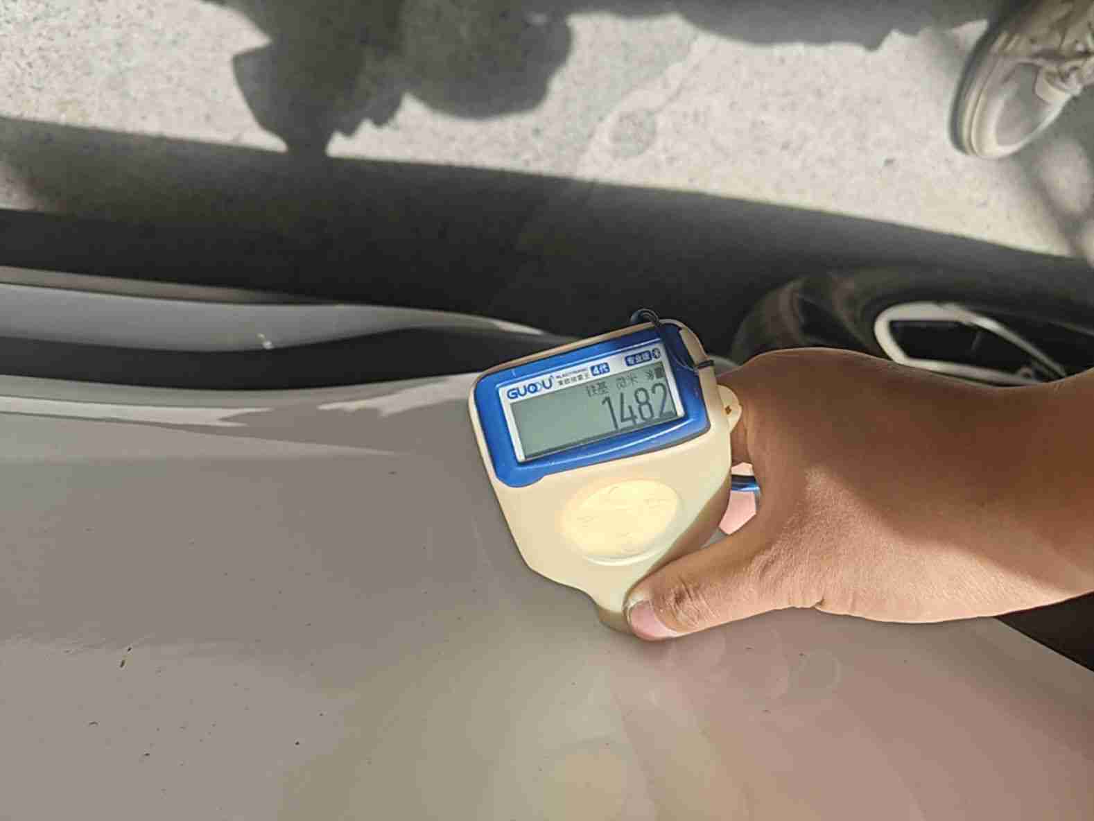 右侧后门漆面钣金痕迹实拍