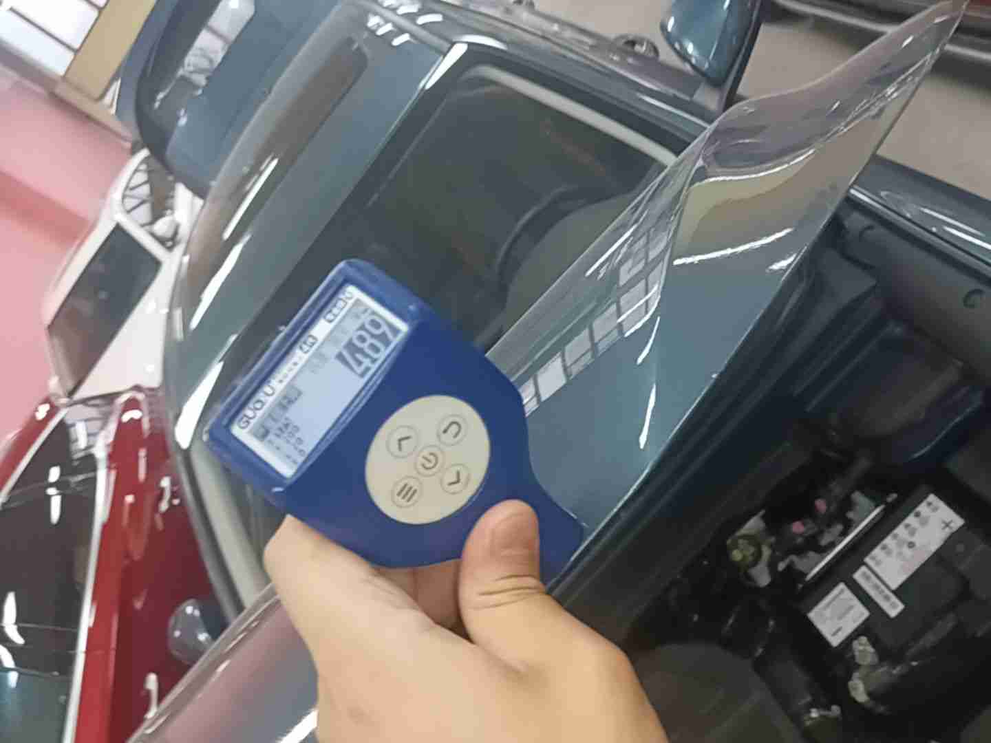发动机舱盖钣金痕迹实拍