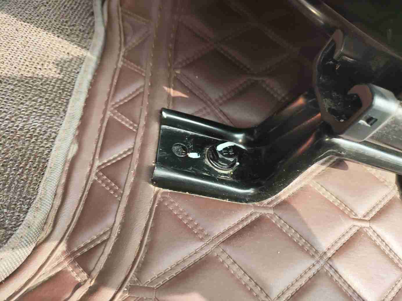 左前座椅滑轨拆卸痕迹实拍