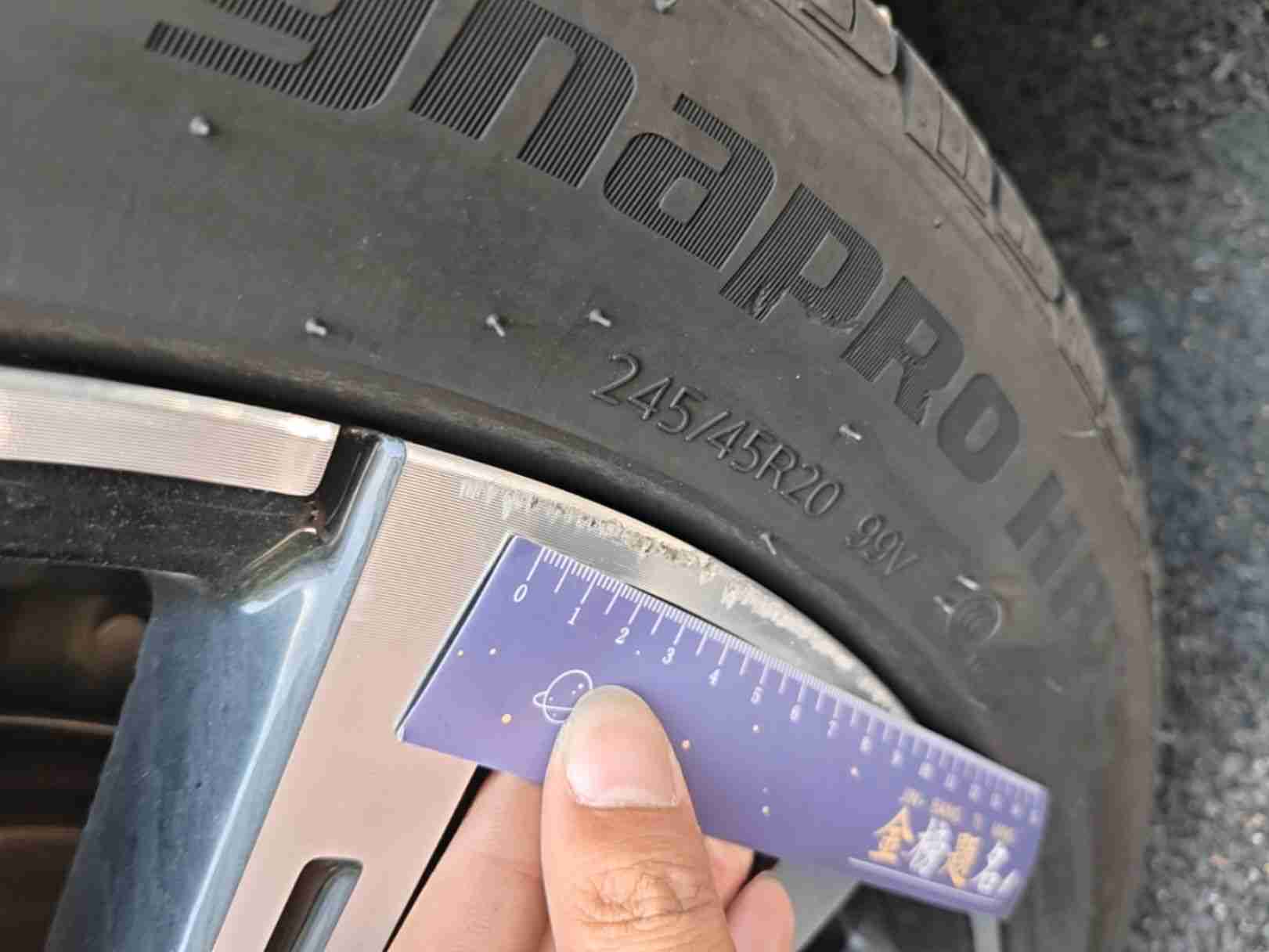 左前轮毂表面划伤实拍