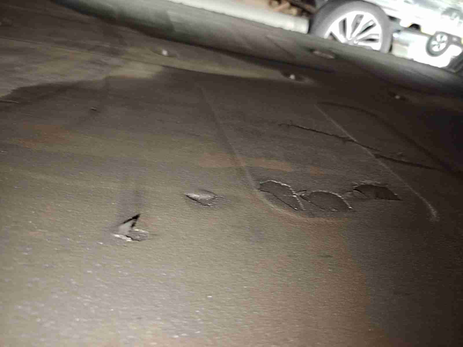 动力电池箱底护板剐蹭实拍