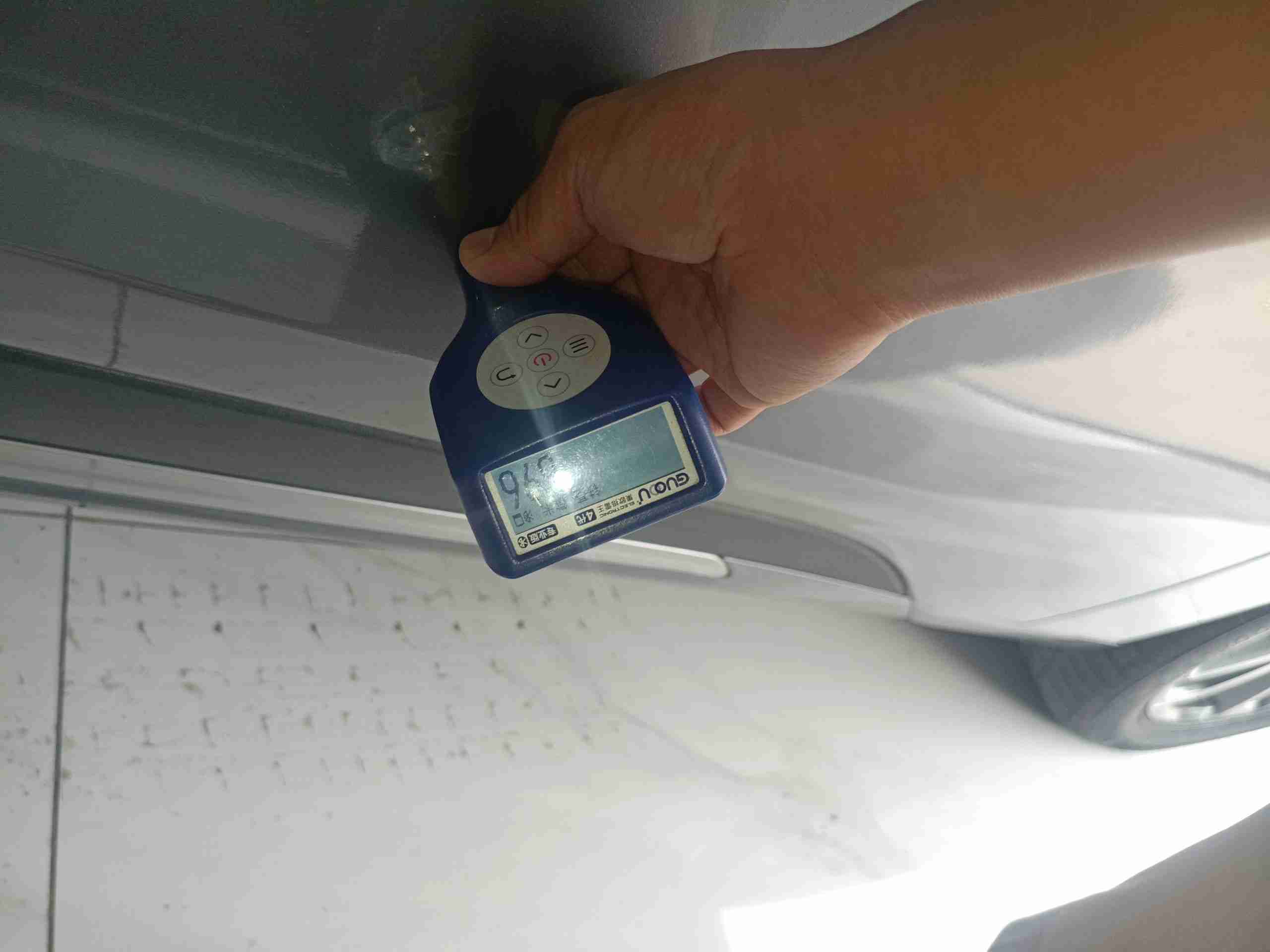 右前门漆面钣金修复痕迹实拍