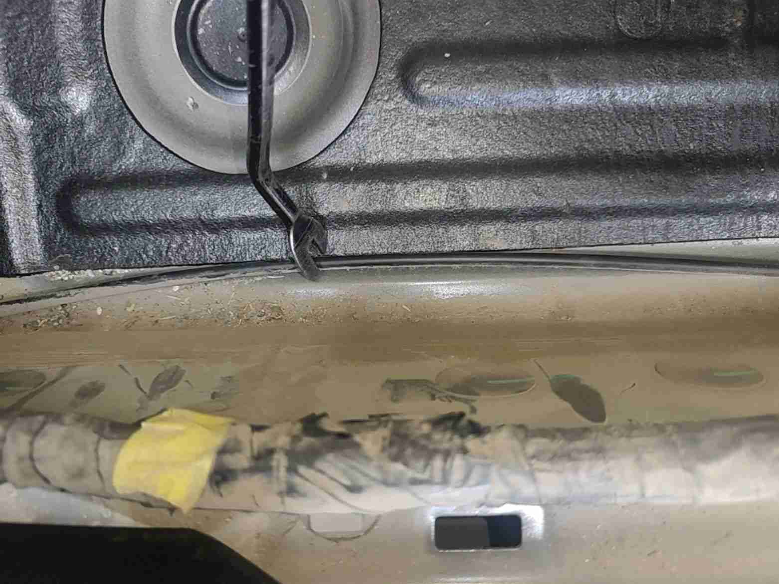 左侧门槛梁内侧空腔泥沙痕迹实拍