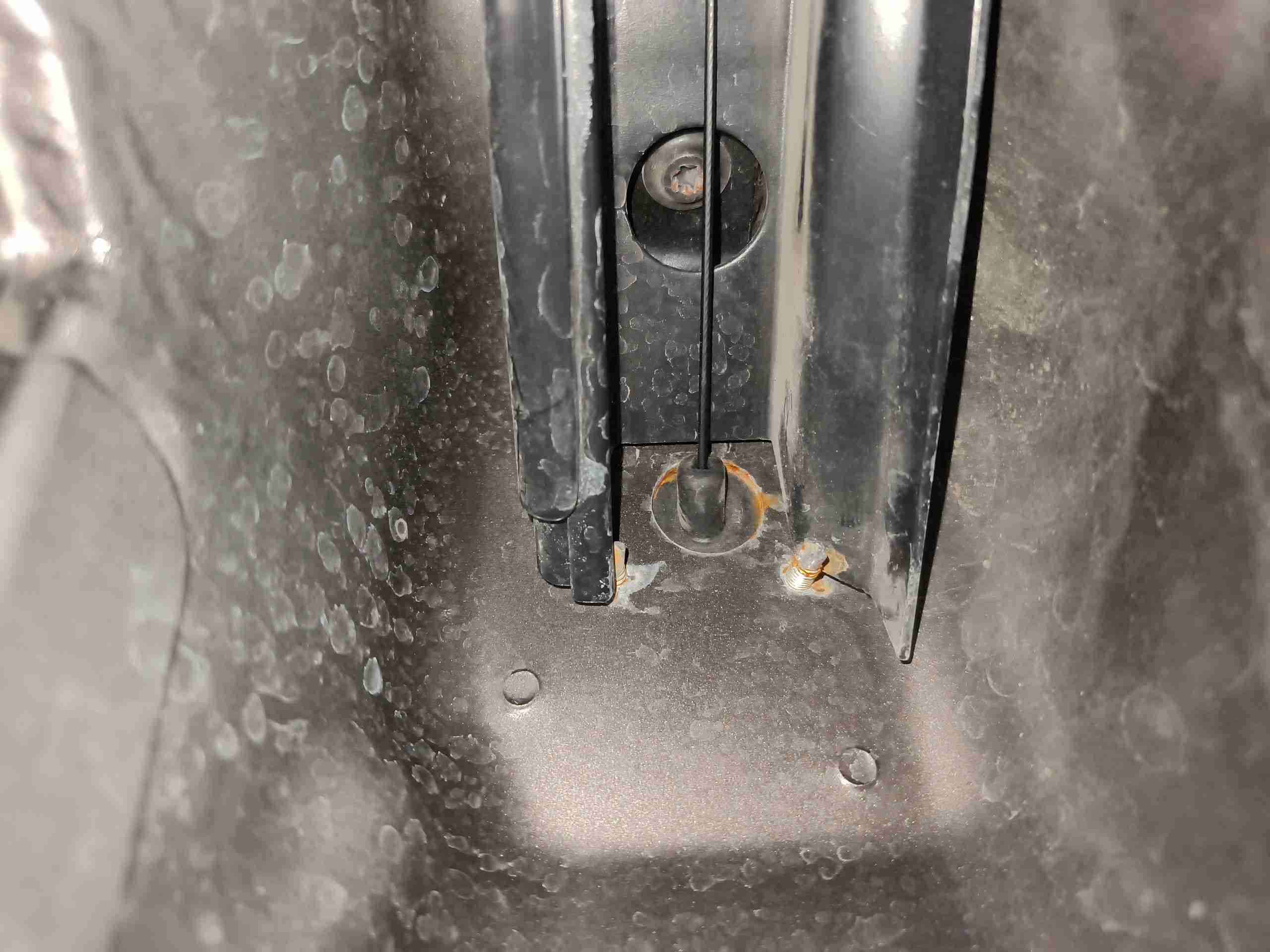 左C柱内侧改装电动门打孔实拍