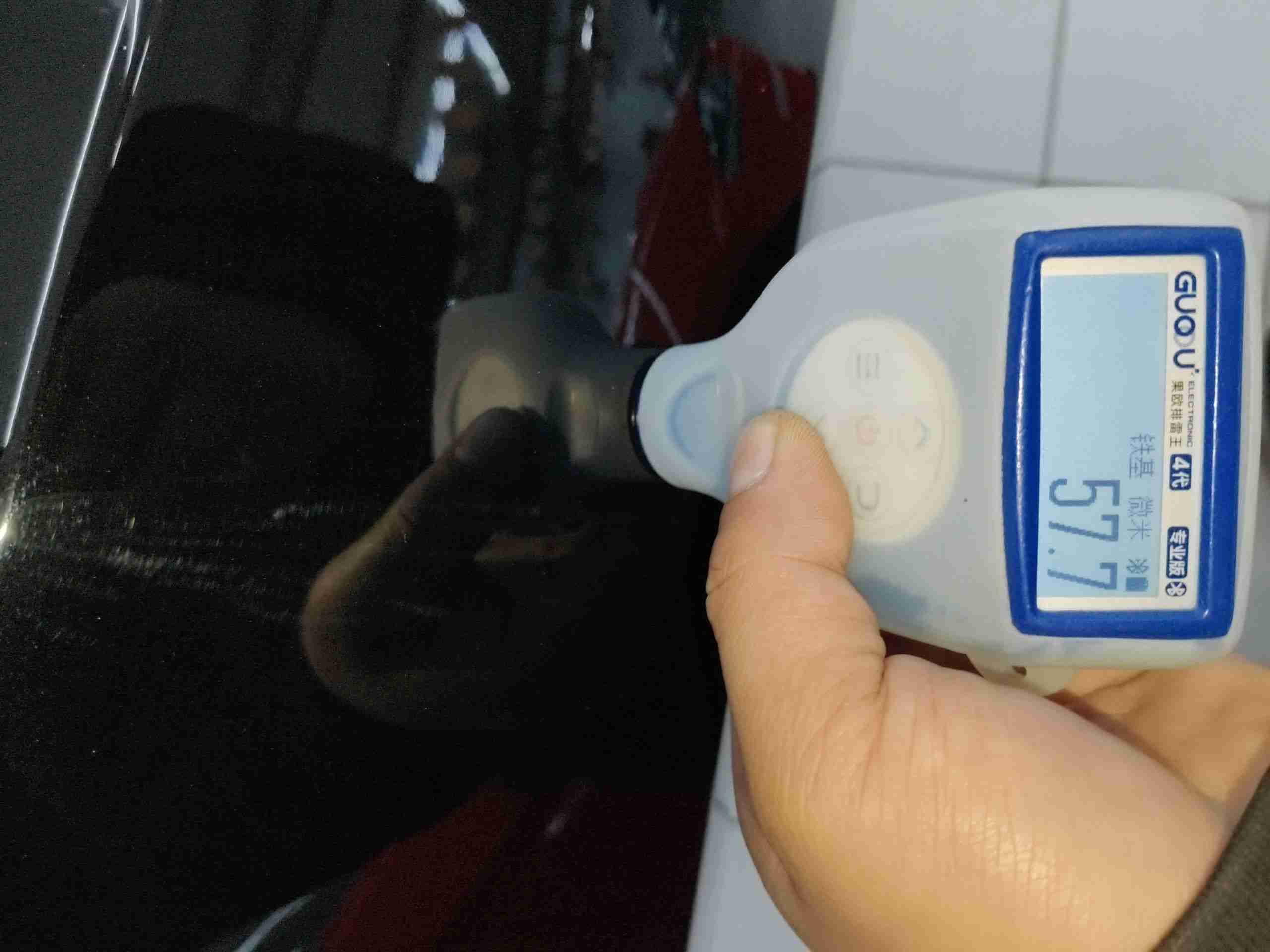 右前翼子板喷漆痕迹实拍