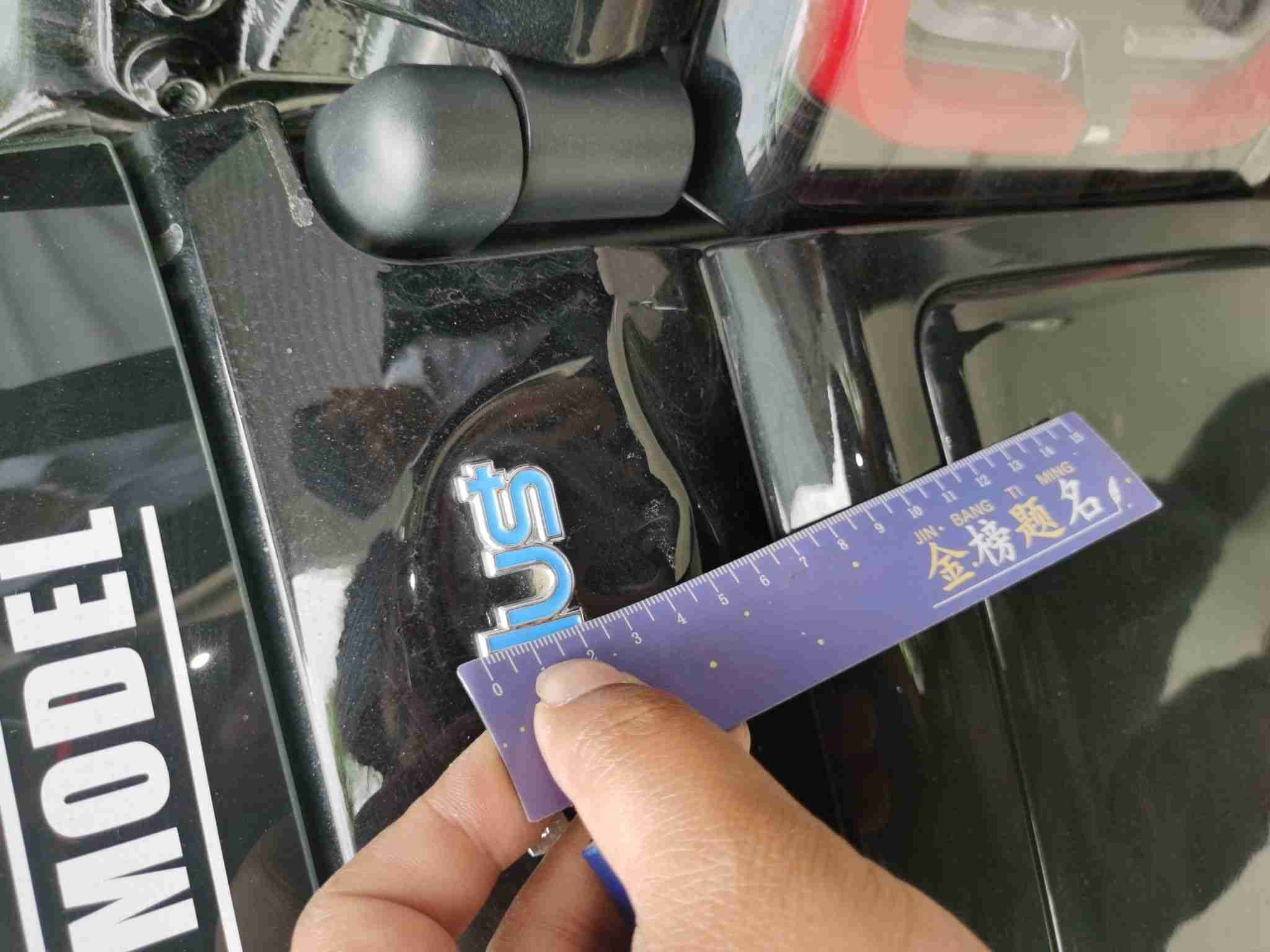 后备箱盖变形部位实拍