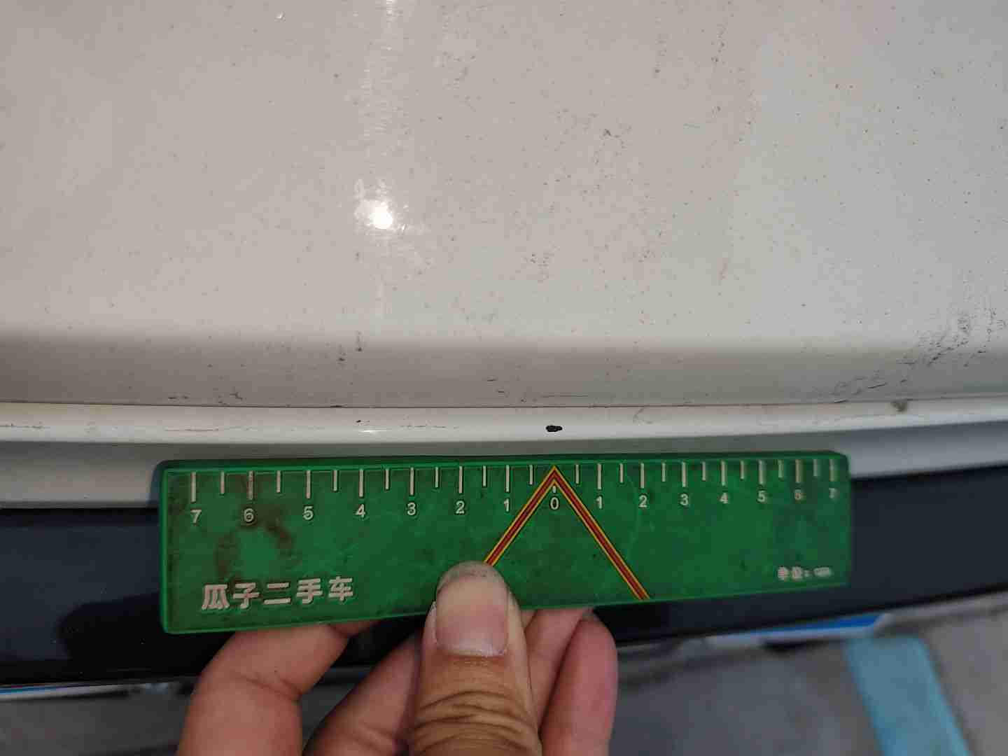 车辆后保险杠漆面损伤特写
