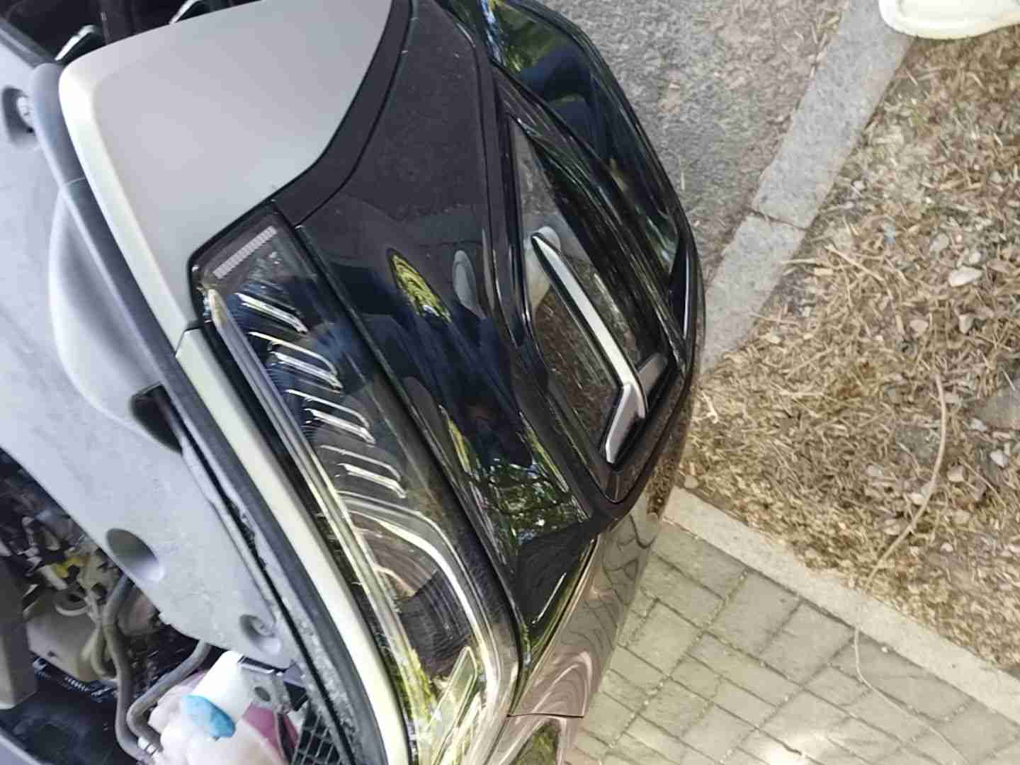 右前大灯更换痕迹实拍