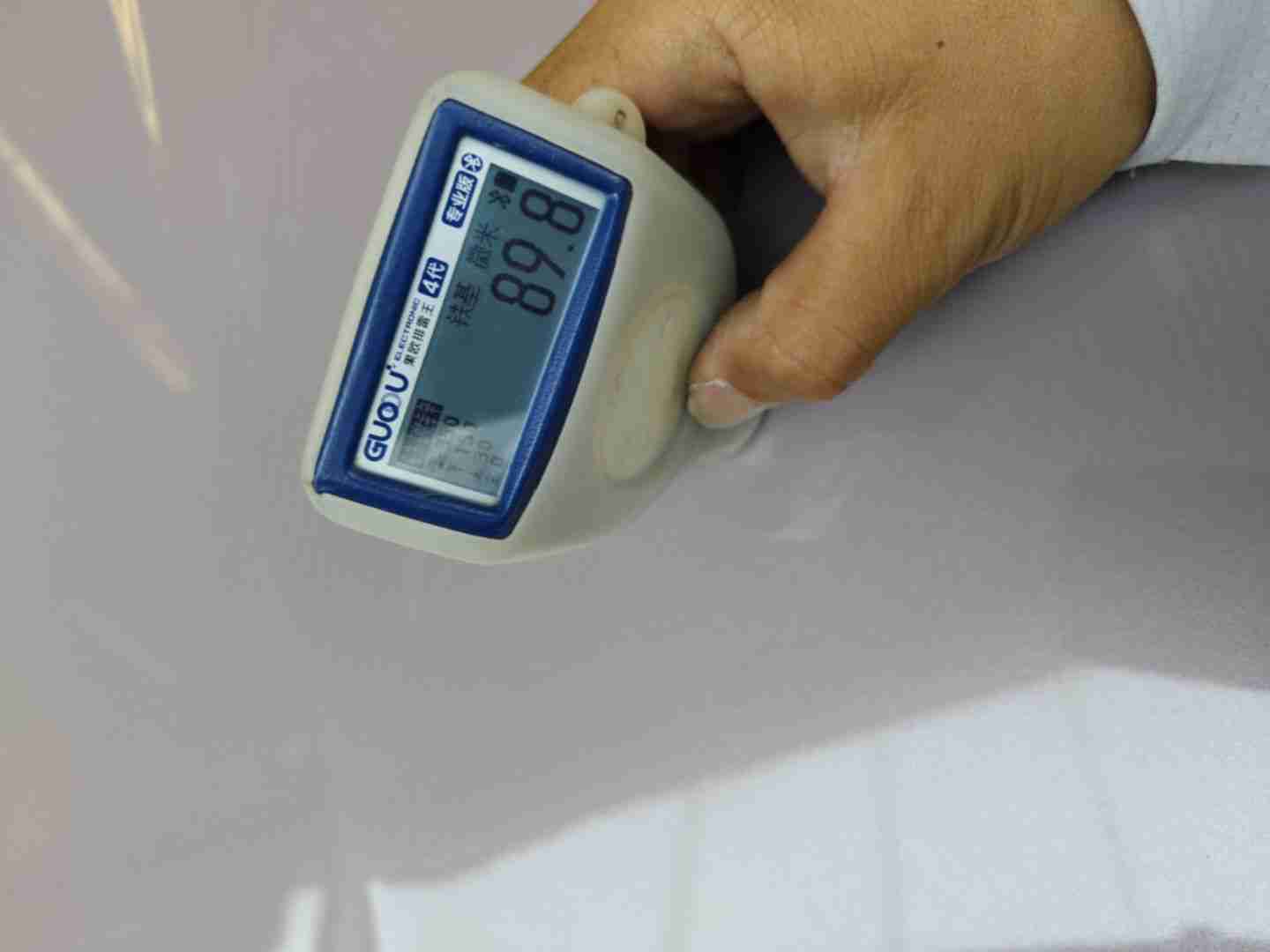 发动机舱盖喷漆修复痕迹实拍