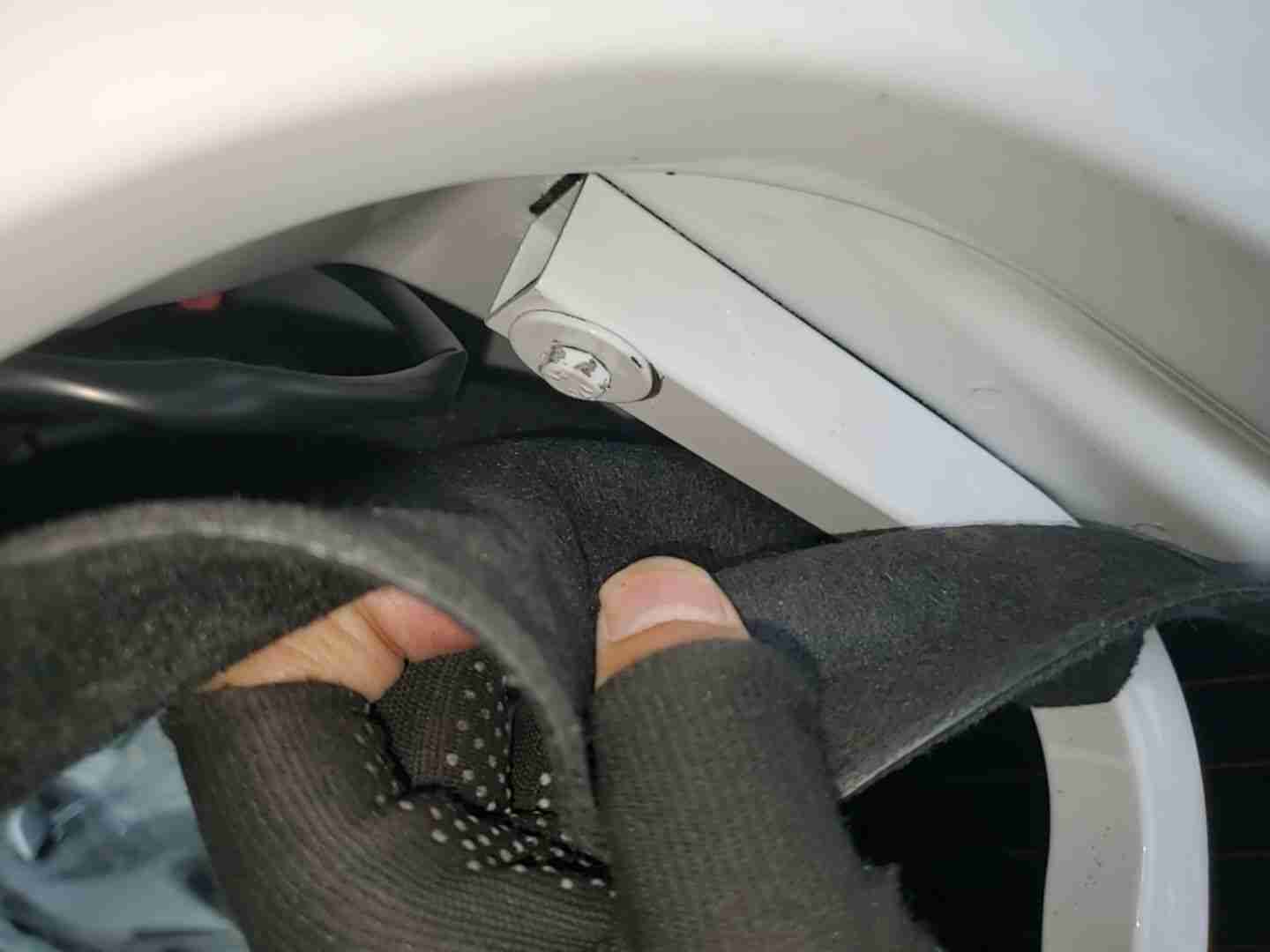 后备箱盖铰链拆卸痕迹实拍