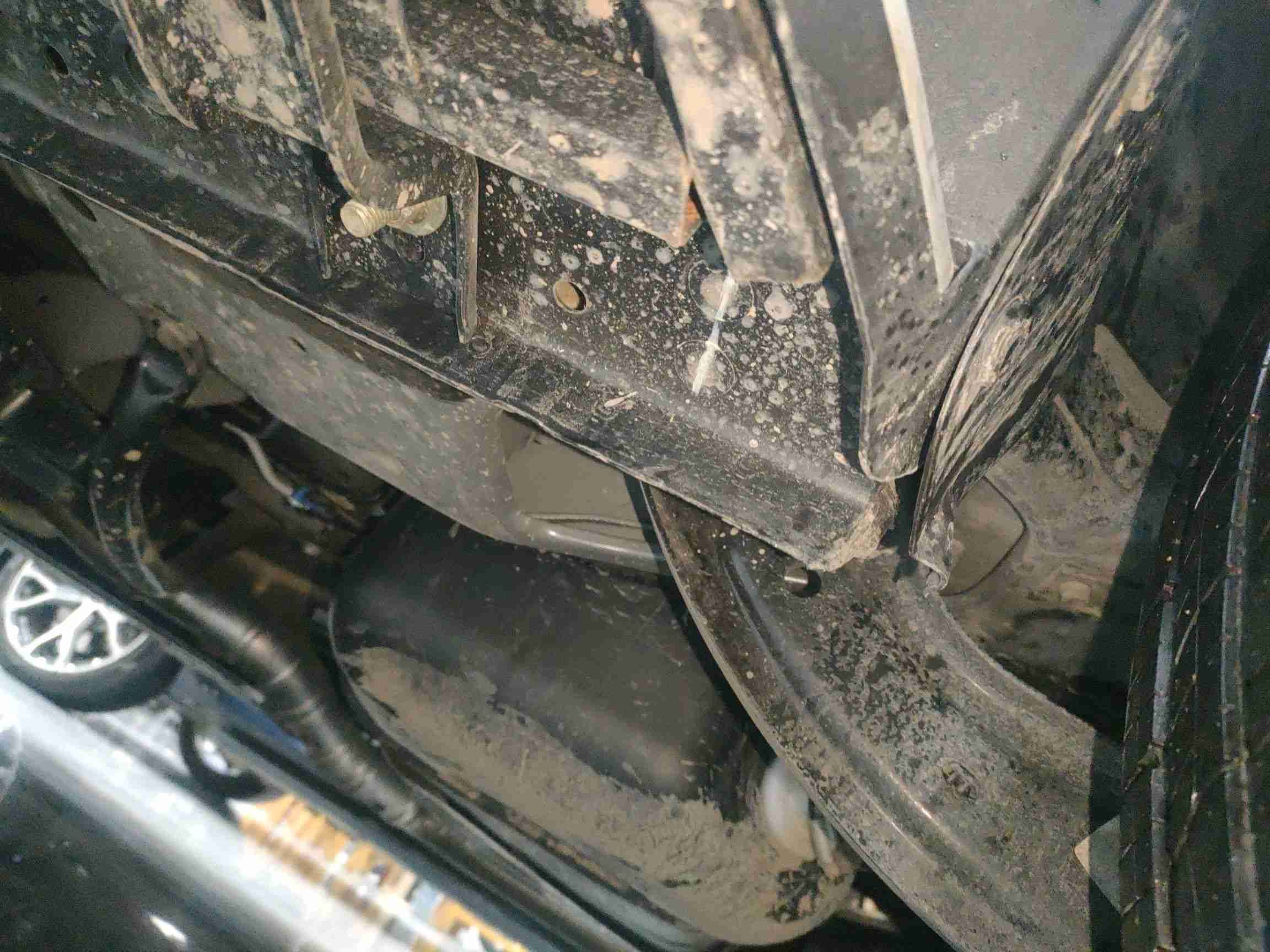 左侧底边梁改装打孔实拍