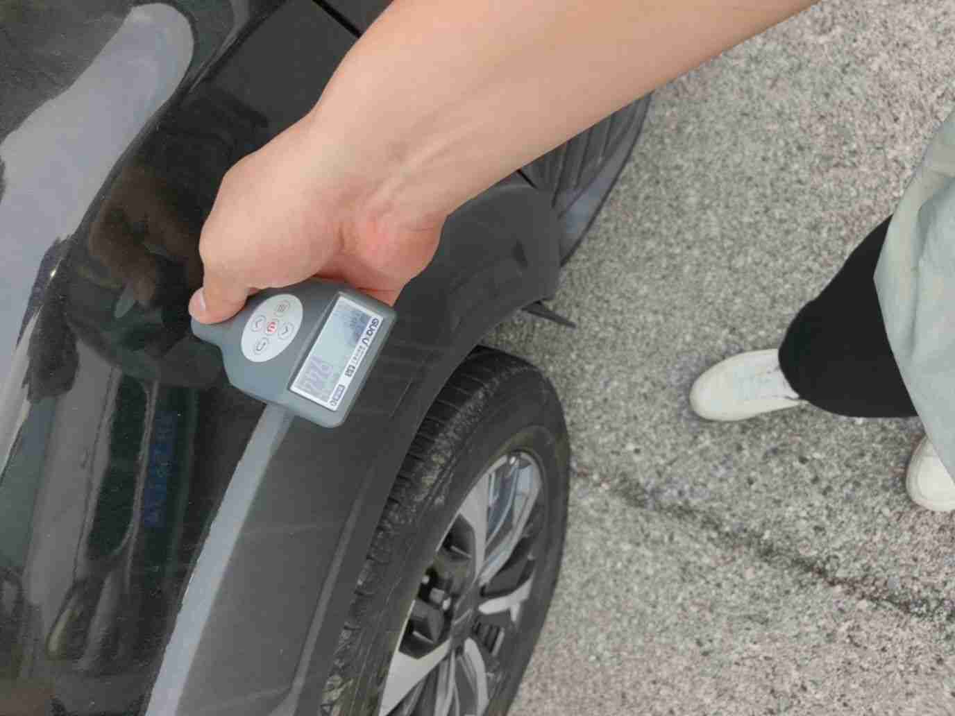 左前翼子板钣金修复痕迹实拍