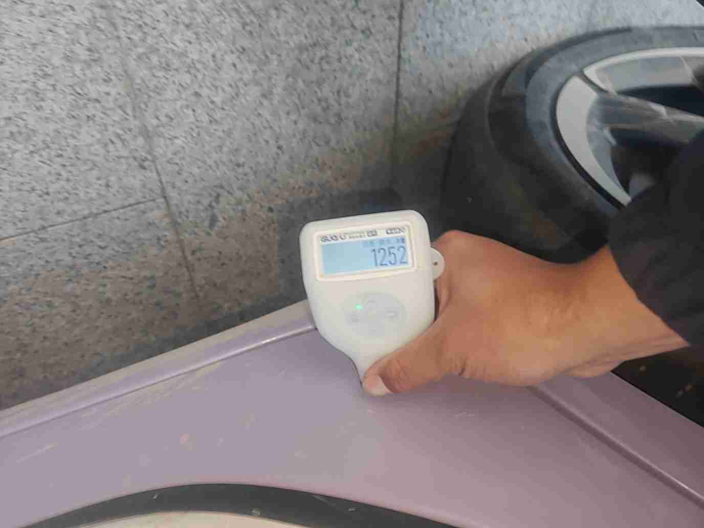 右侧后门钣金修复痕迹实拍