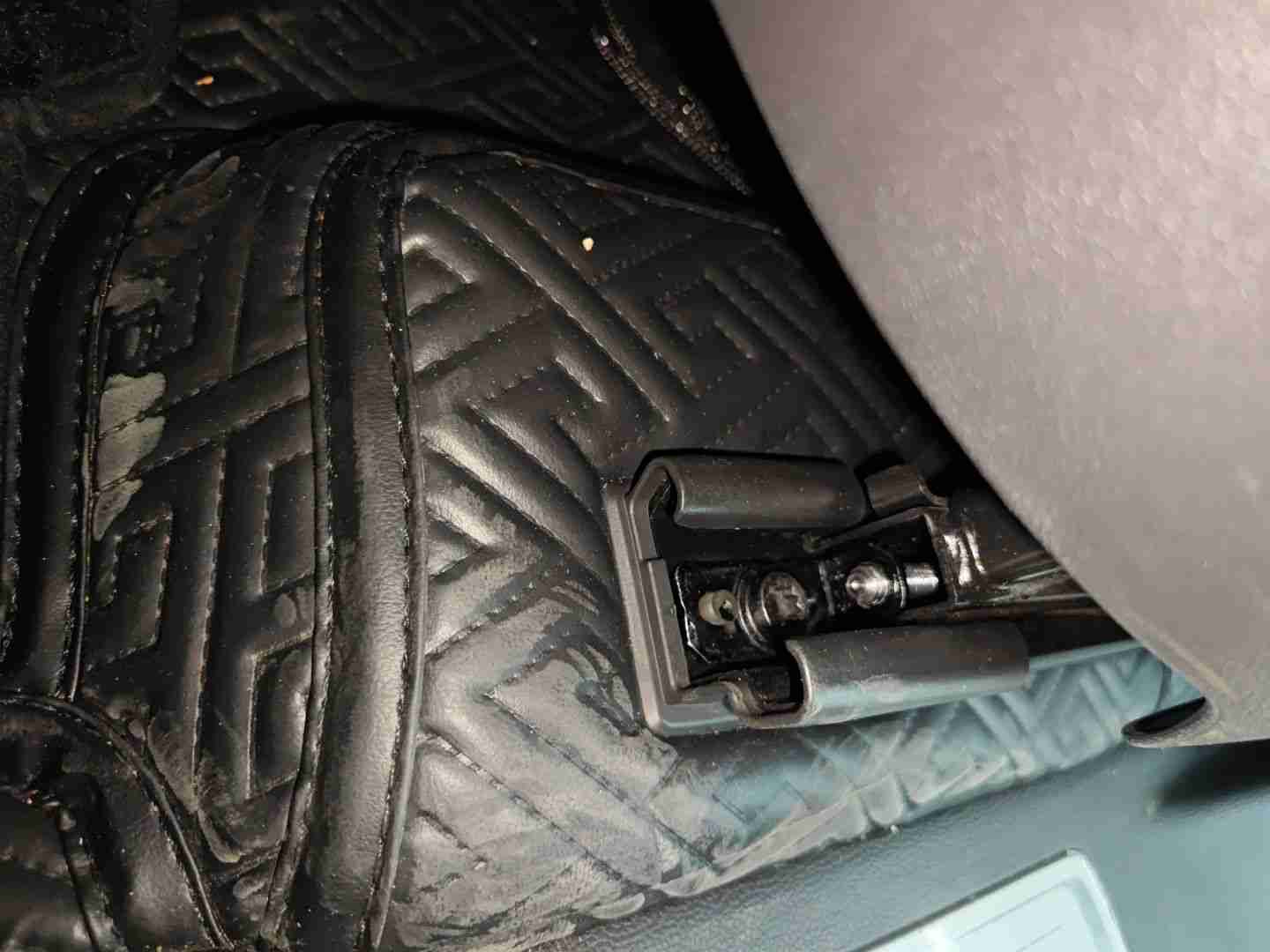 左前座椅滑轨拆卸痕迹实拍