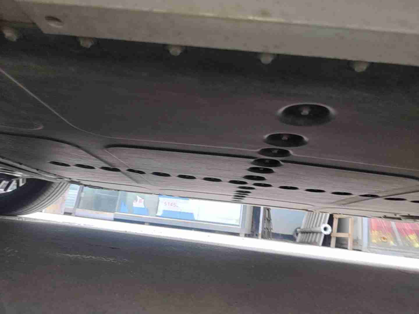 动力电池箱底板更换记录实拍（换电车型）