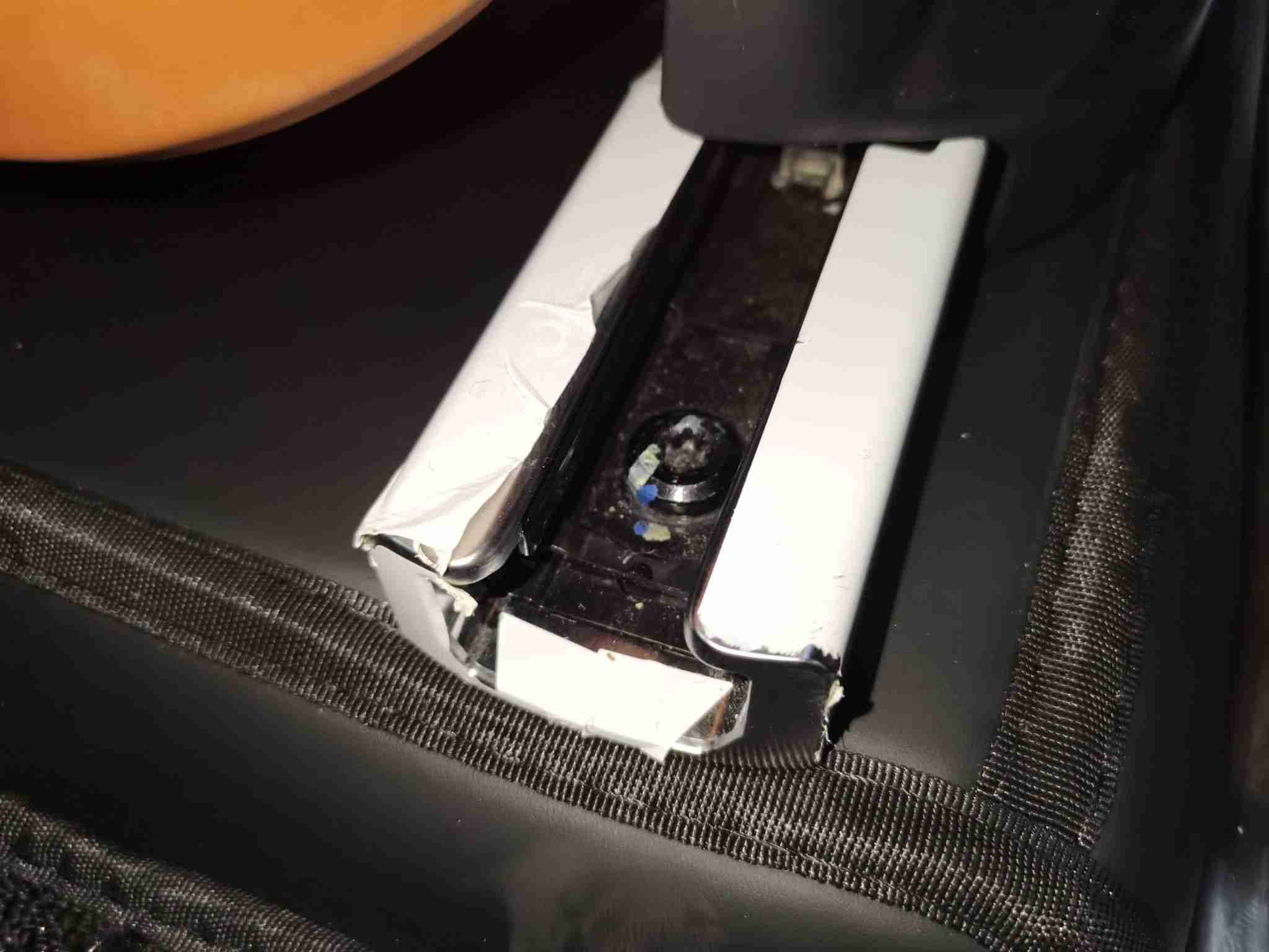 左前座椅滑轨螺丝拆卸痕迹实拍