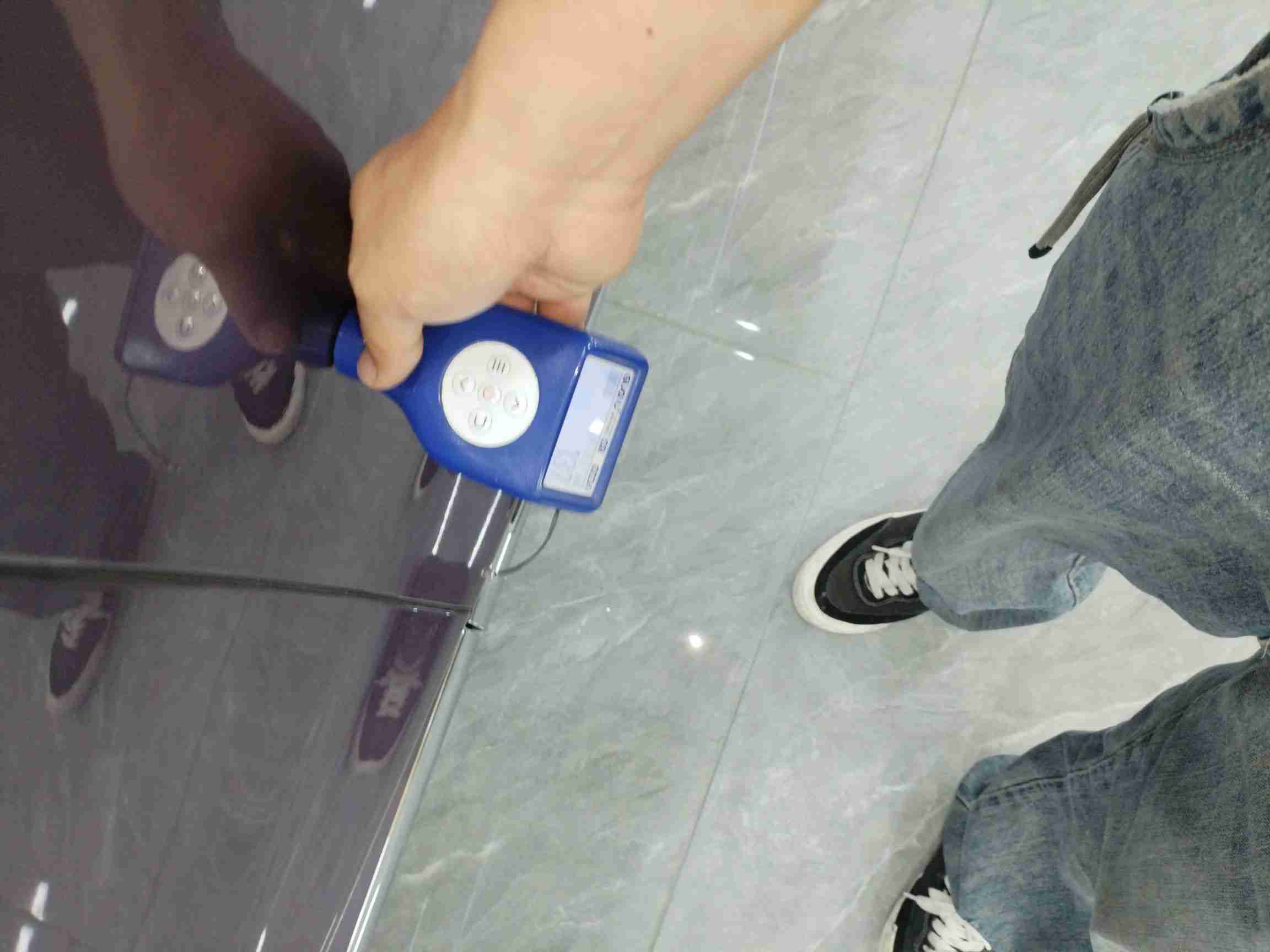 车辆右前侧整体外观展示