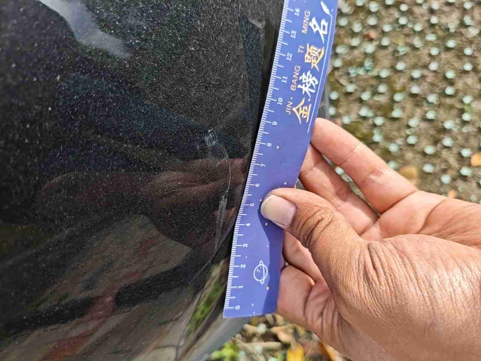 后保险杠漆面损伤实拍