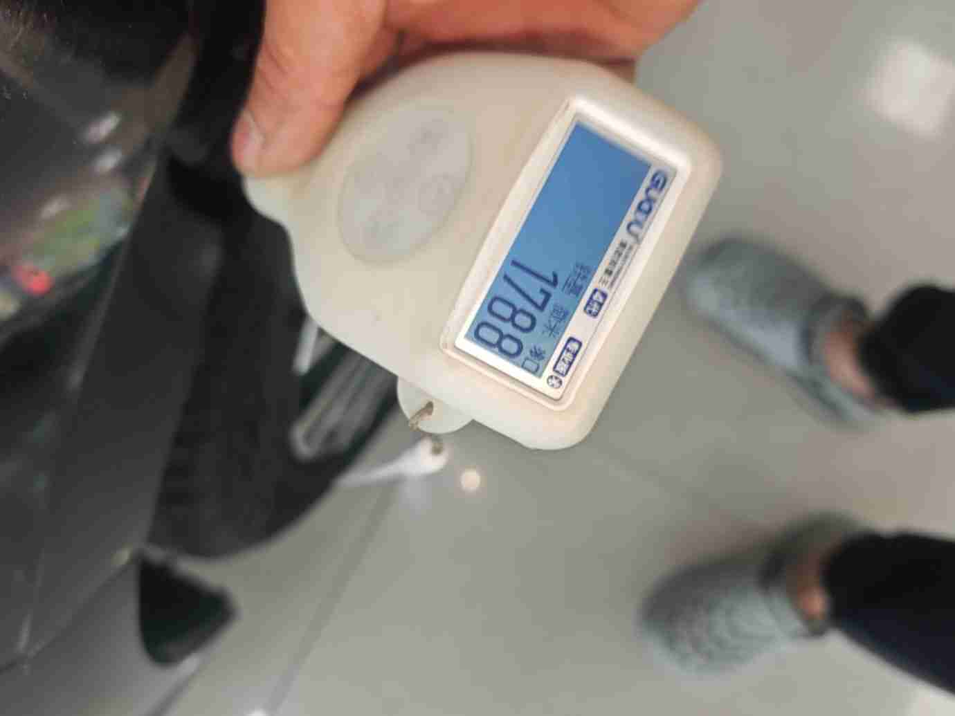 左前翼子板钣金修复痕迹实拍