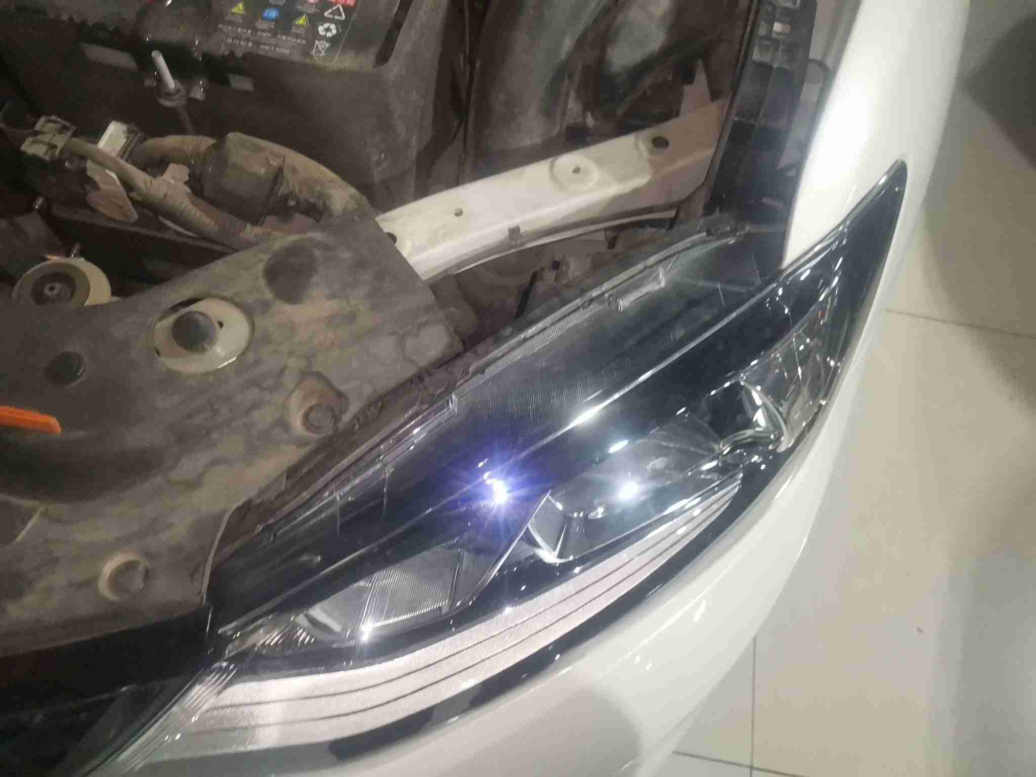 左前大灯更换痕迹实拍