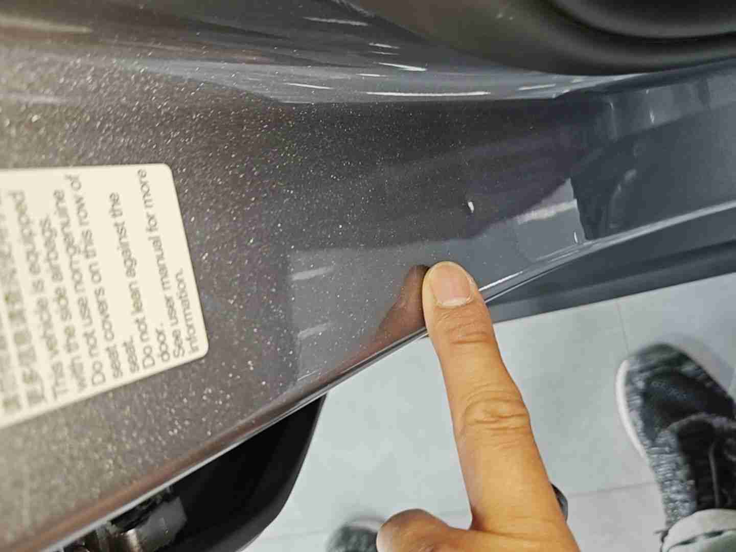 右B柱内侧轻微变形情况实拍