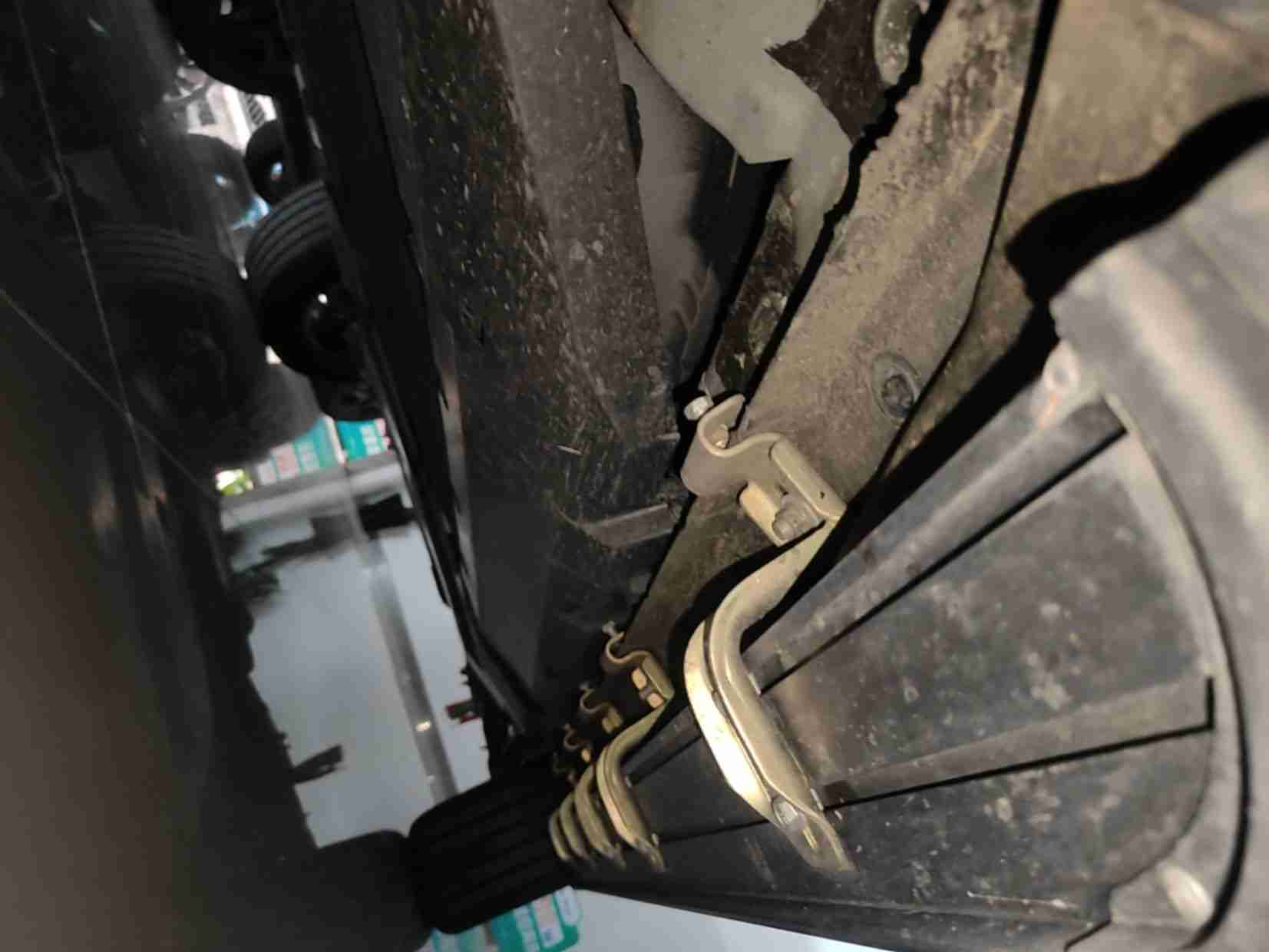 左侧底边梁改装打孔实拍