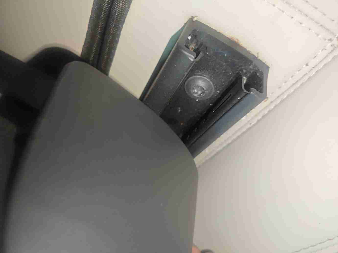 右前座椅滑轨拆卸痕迹实拍