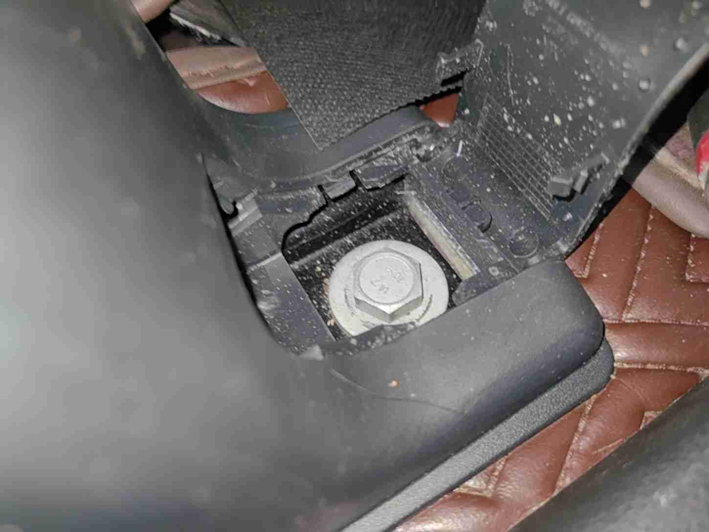 右前座椅滑轨安装螺丝拆卸痕迹实拍