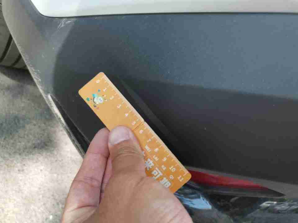后保险杠漆面损伤实拍