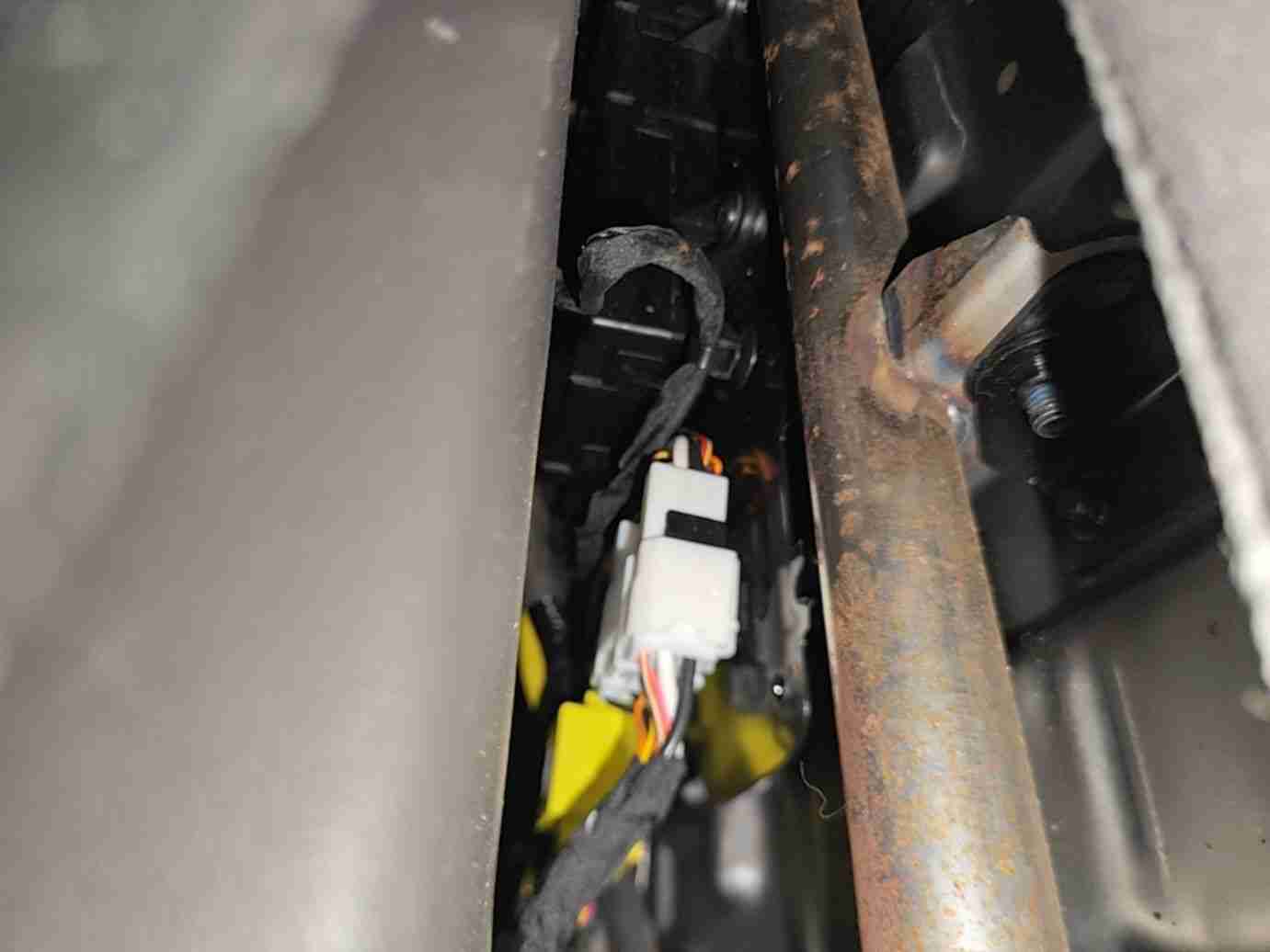 左前座椅骨架浮锈情况实拍