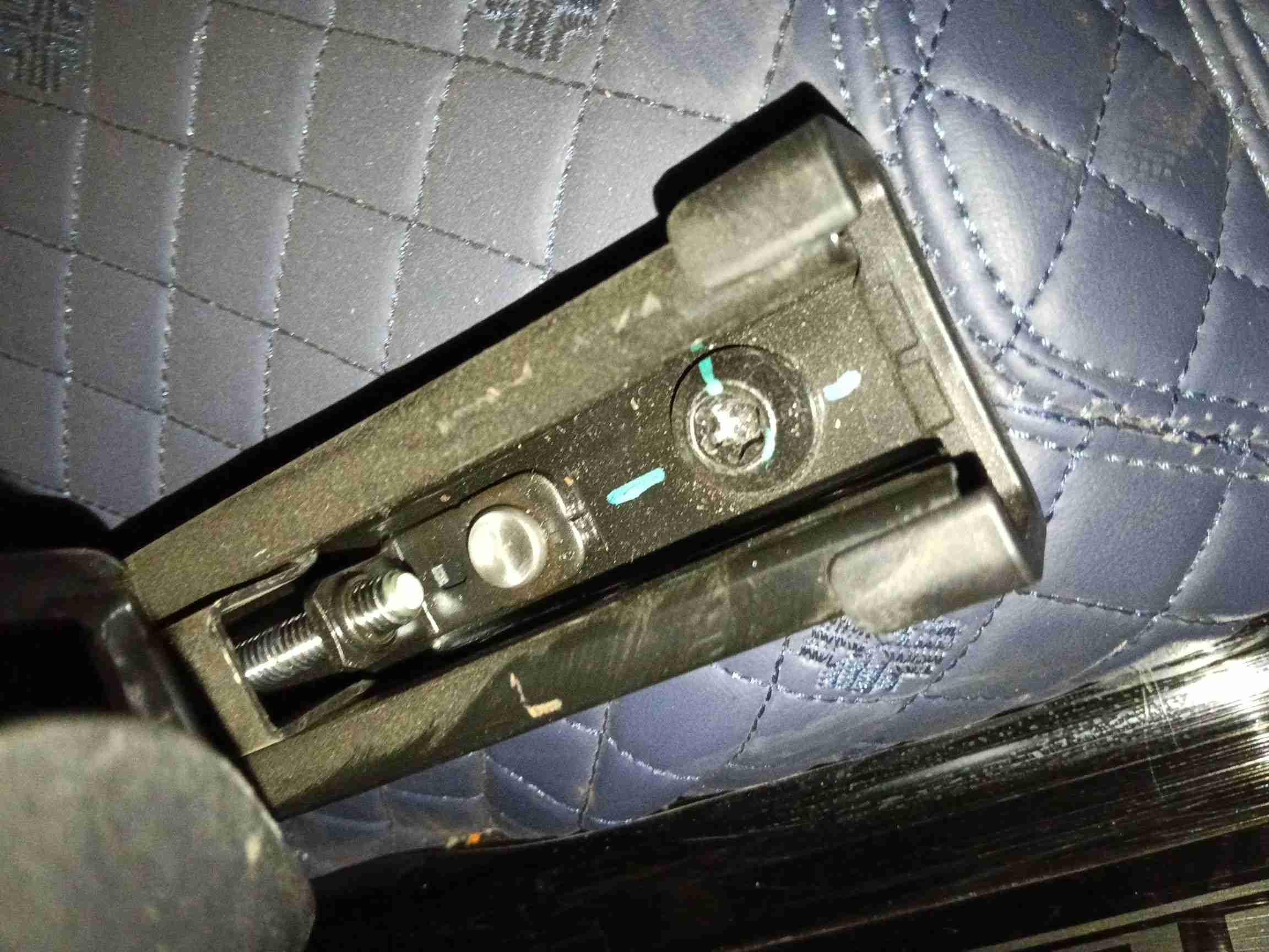 右前座椅滑轨拆卸痕迹实拍