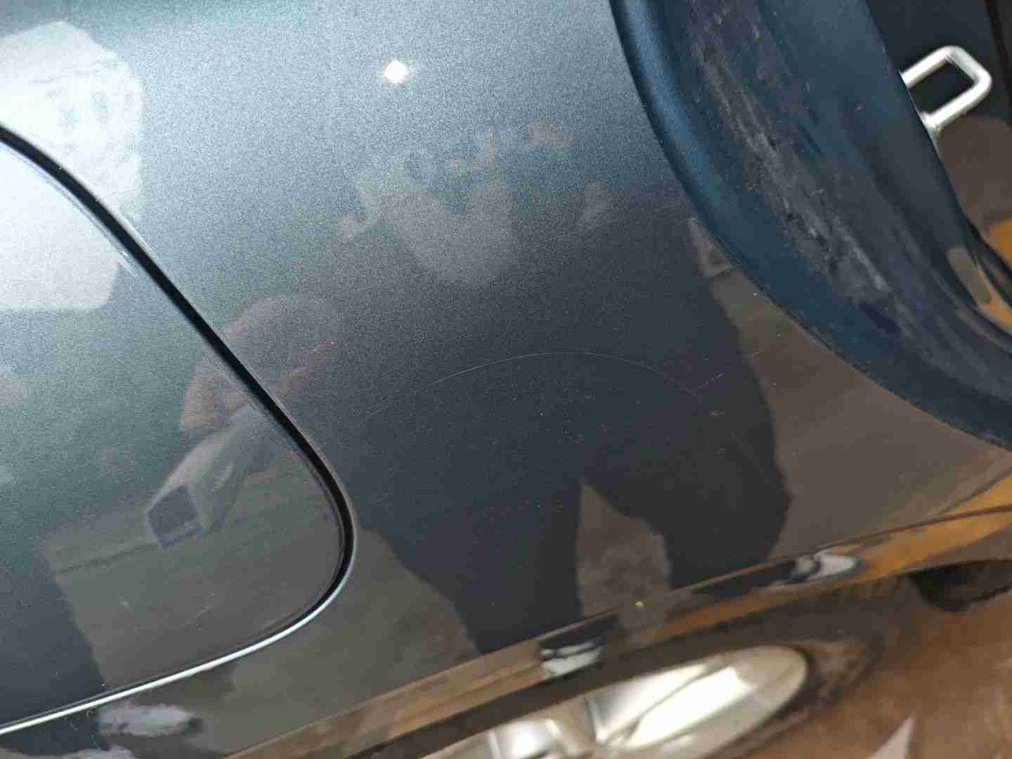 右后翼子板漆面损伤部位特写