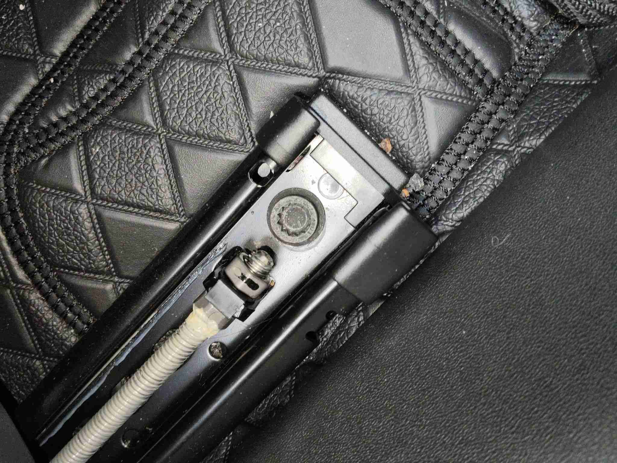 右前座椅滑轨拆卸痕迹实拍