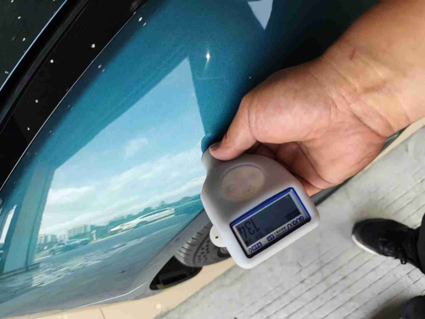 左前翼子板另一处漆面细微痕迹实拍