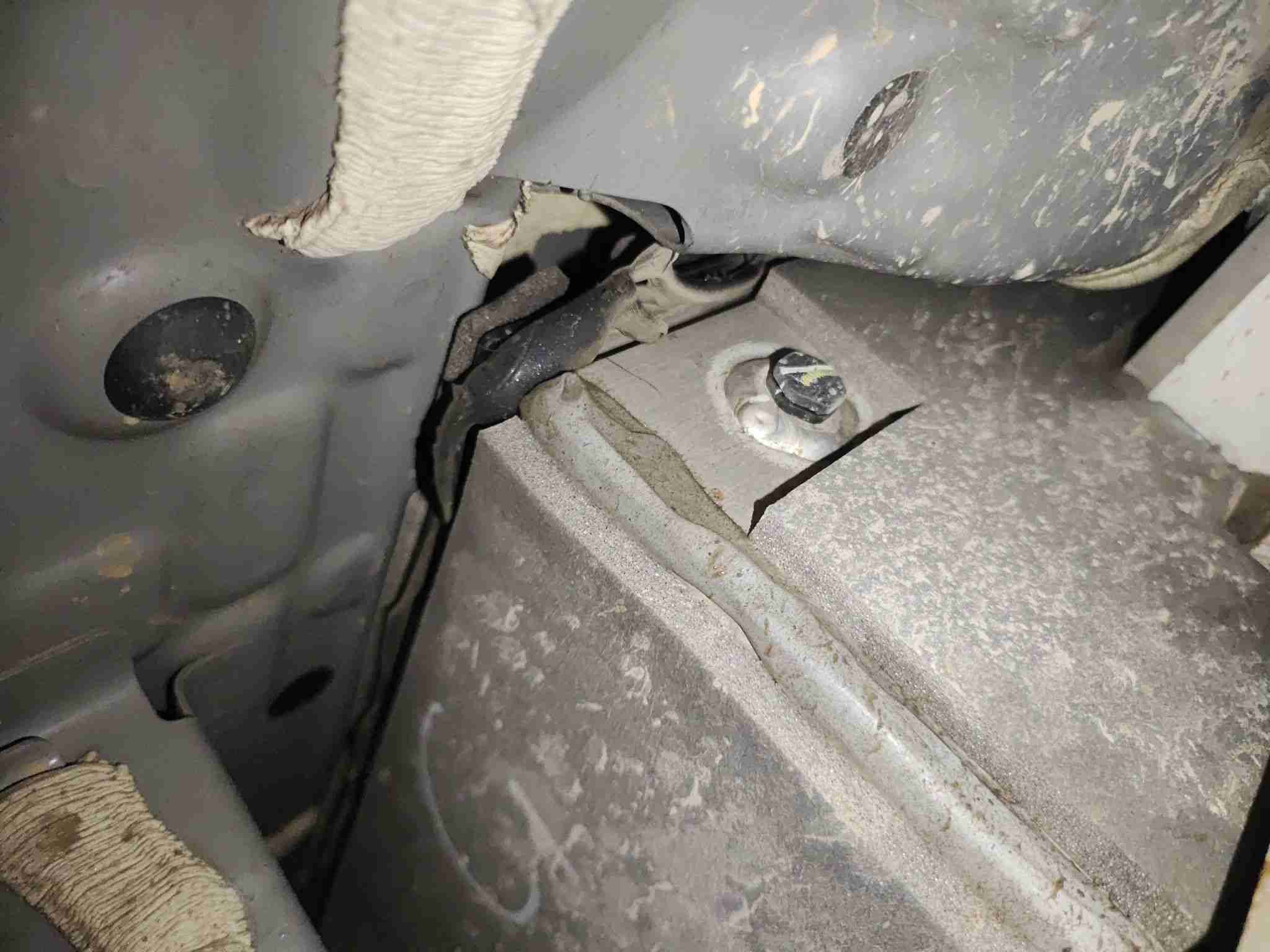 动力电池箱底板检测状态实拍