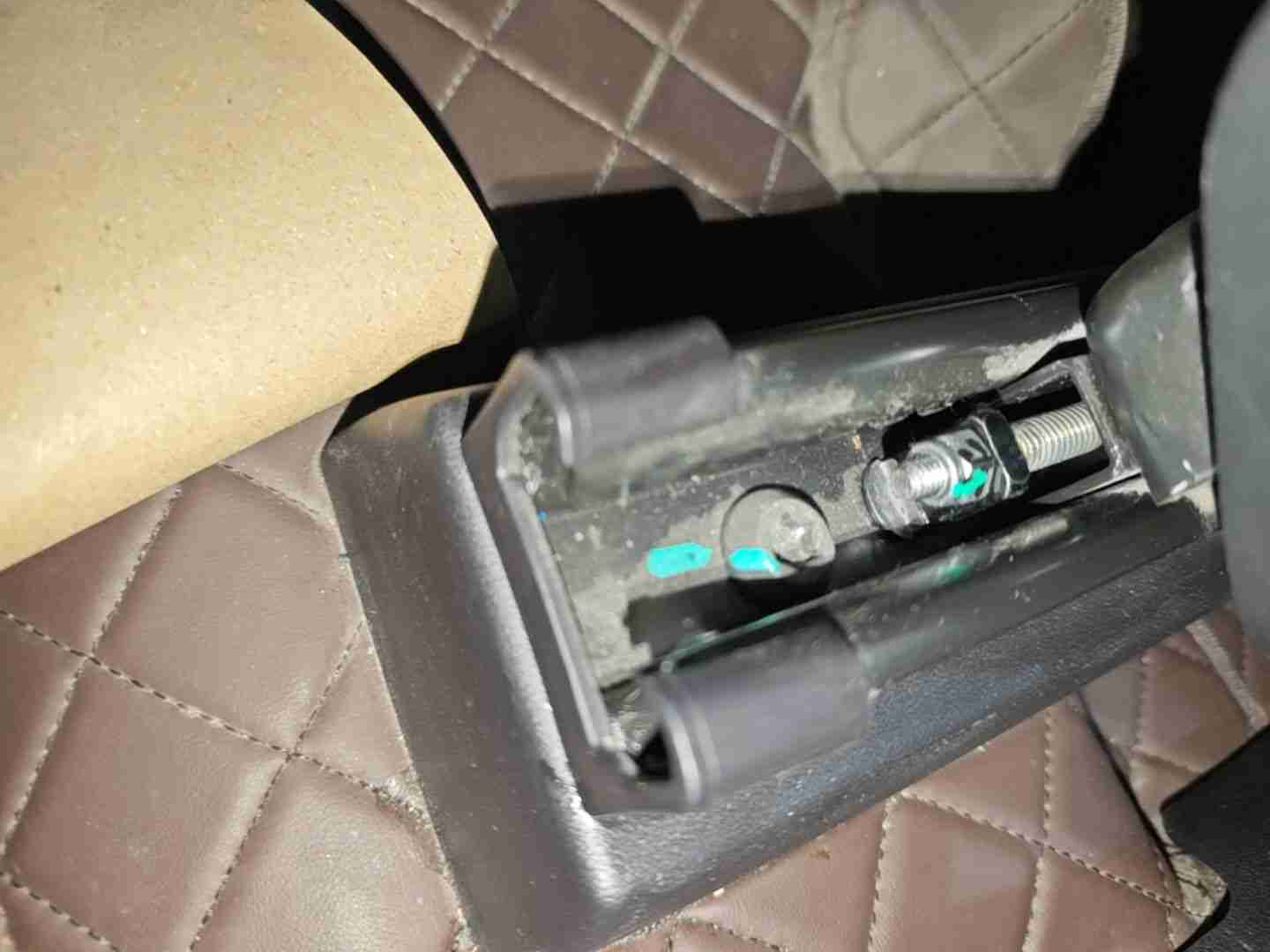 左前座椅滑轨拆卸痕迹实拍