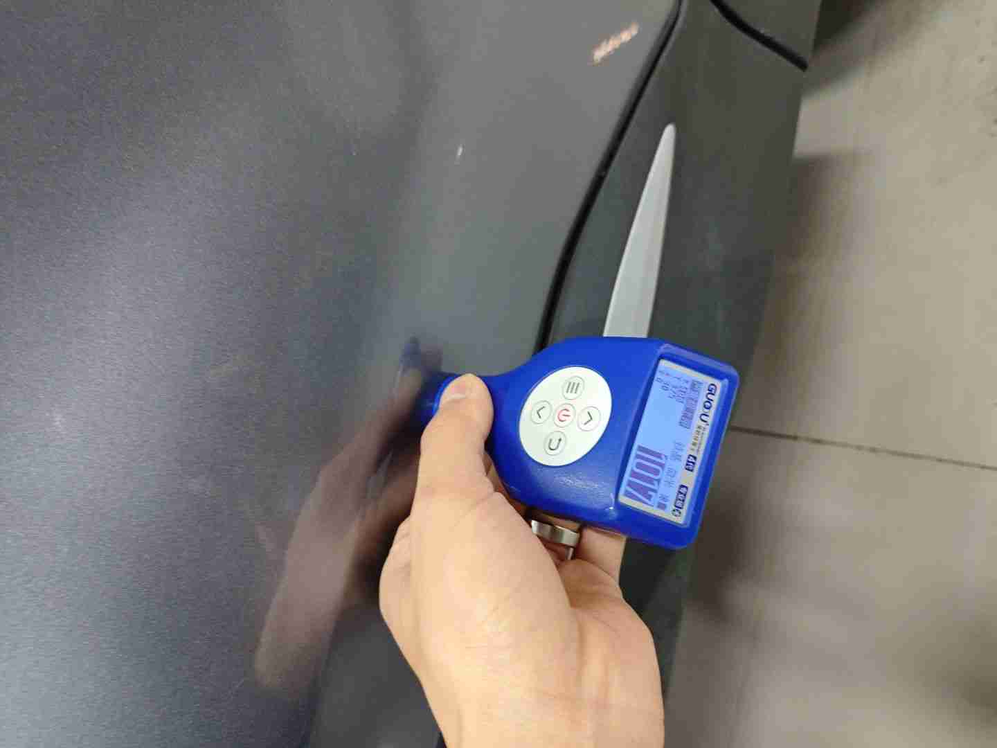 右侧前门钣金修复痕迹实拍