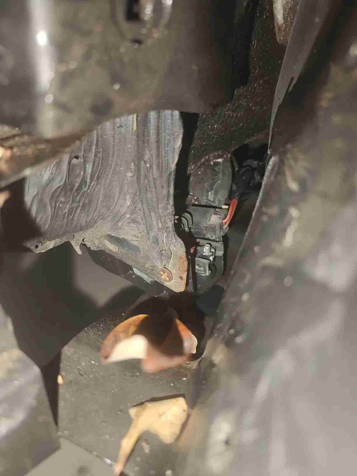 右A柱内侧改装打孔痕迹实拍