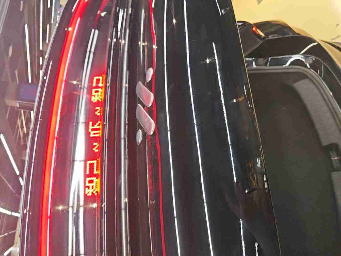 车尾后备箱盖喷漆痕迹实拍