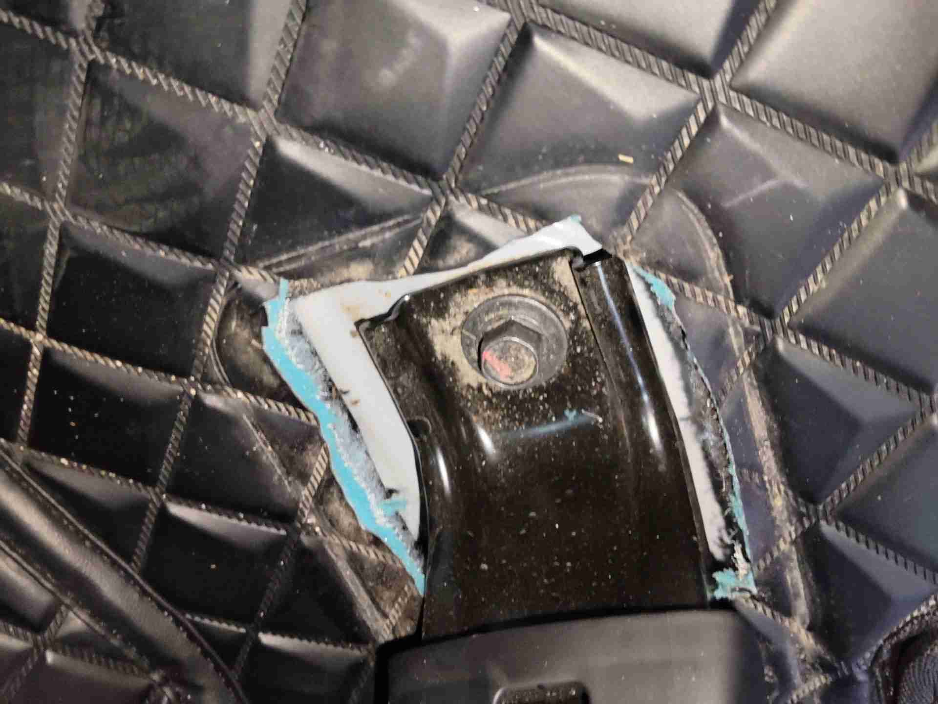 右前座椅滑轨拆卸痕迹实拍