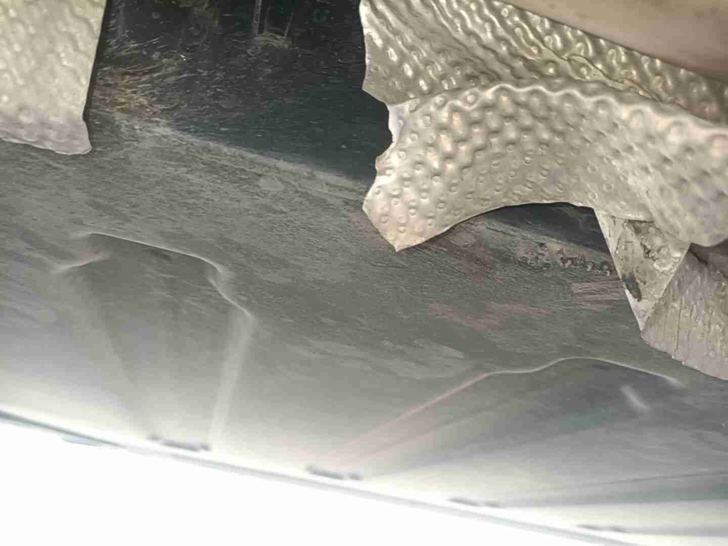 动力电池箱底护板轻微刮蹭实拍