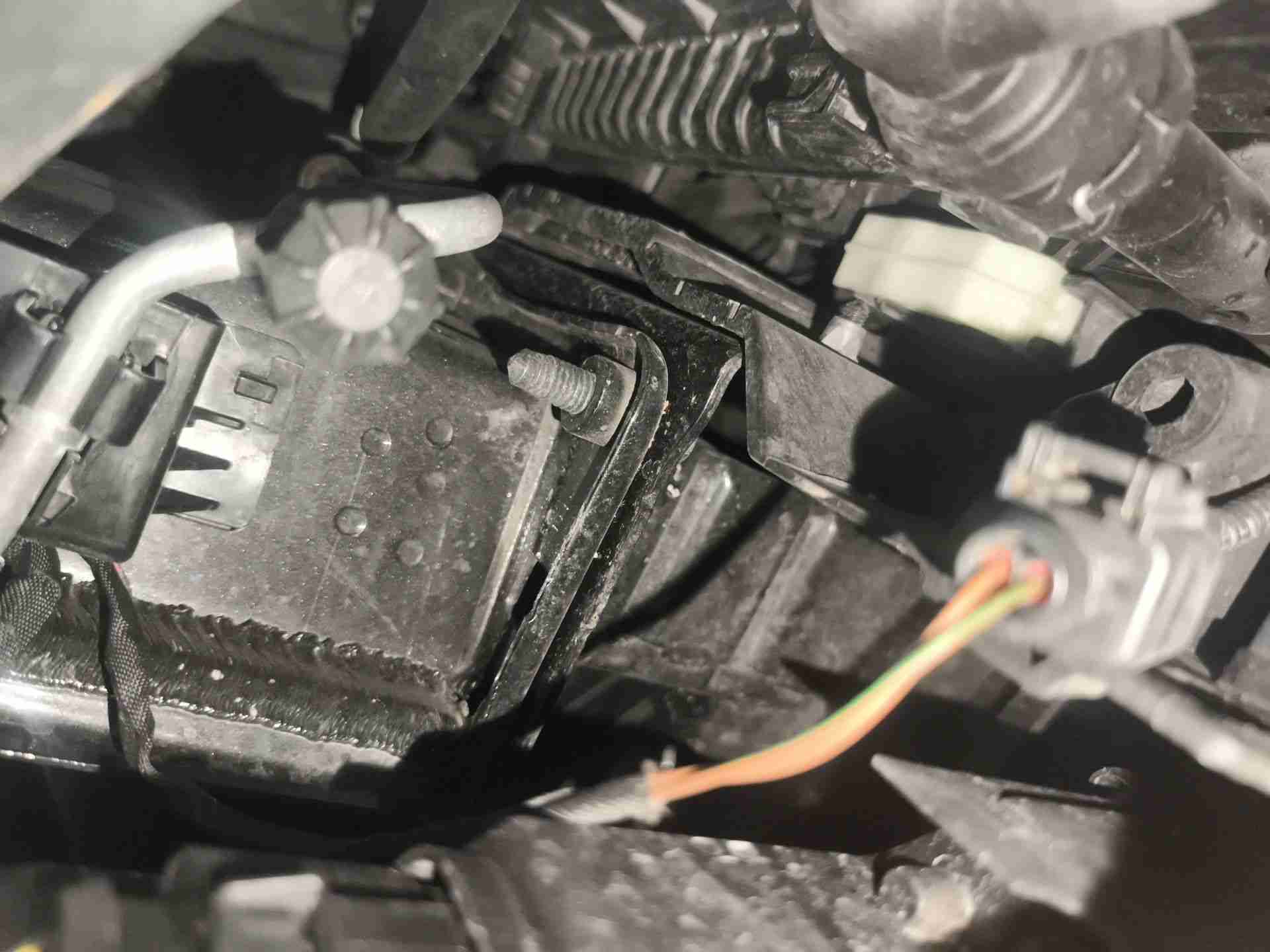 前防撞梁更换痕迹实拍