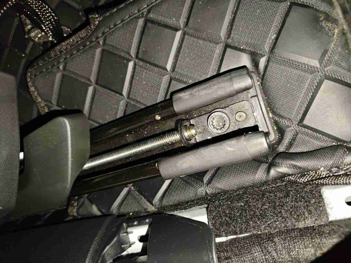 右前座椅滑轨拆卸痕迹实拍