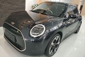电动MINI COOPER 2024款 452km COOPER SE 艺术家