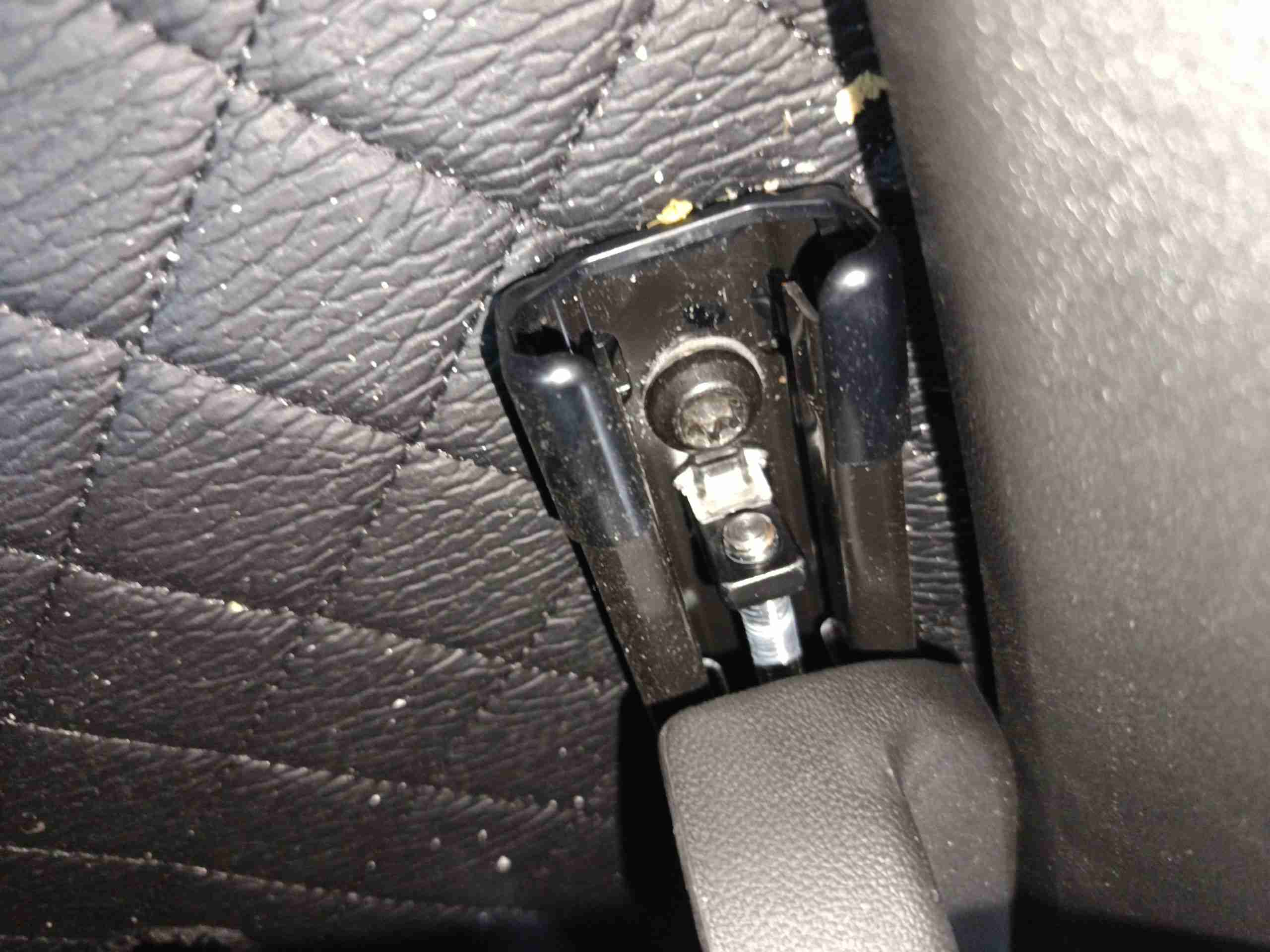 右前座椅滑轨拆卸痕迹实拍